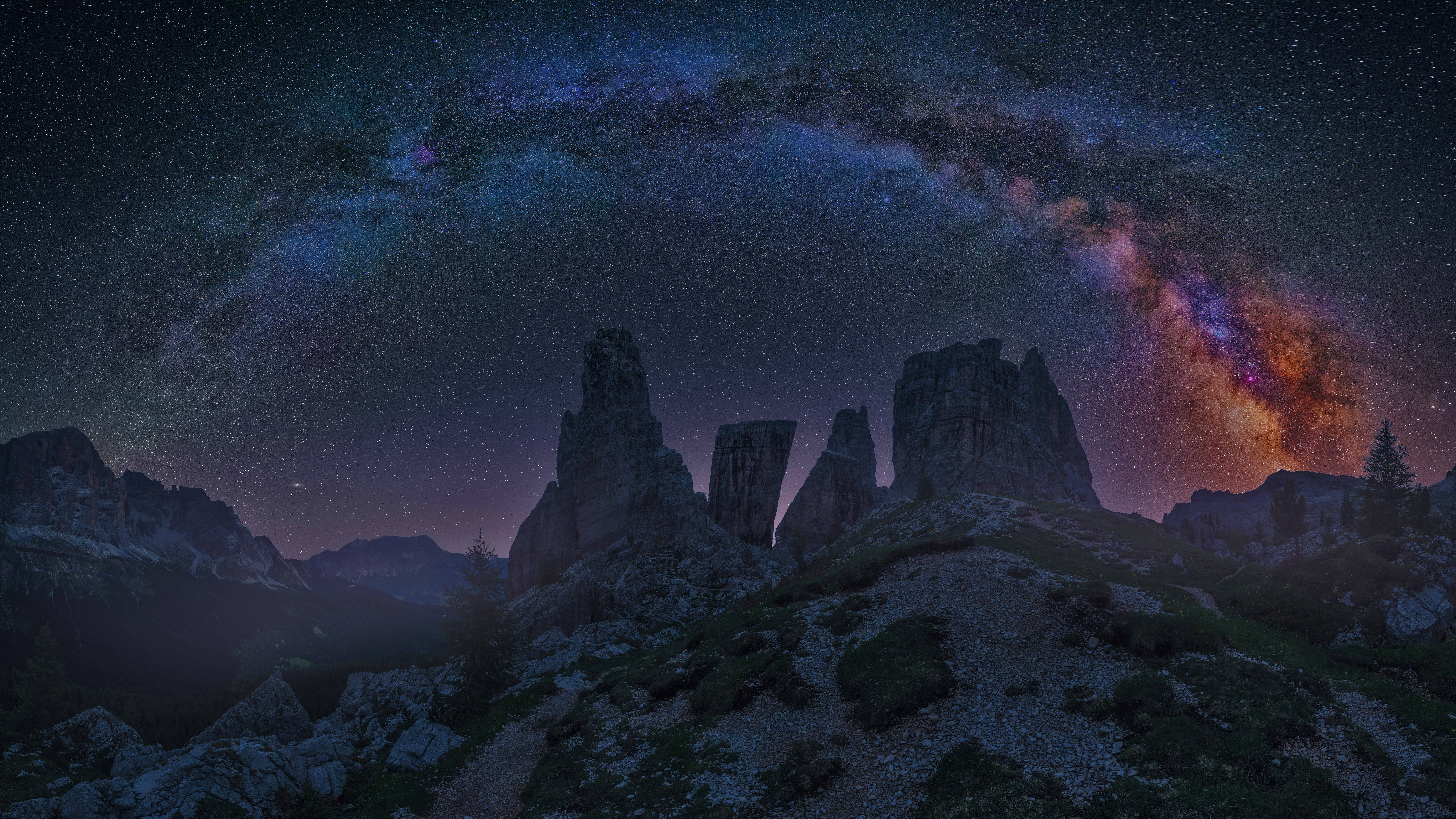 Культовые Доломитовые Альпы в темных тонах 4K Шпалери