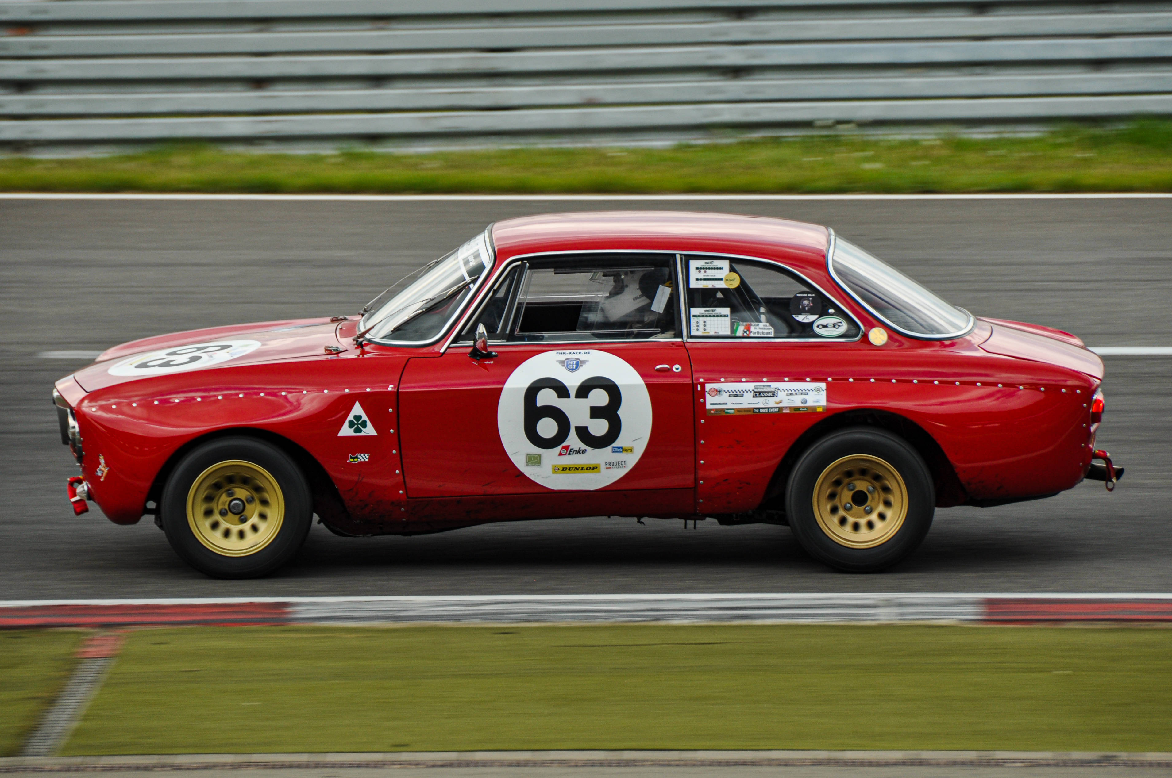 «Готовий, на старт, гонка! Alfa Romeo GTA виходить на трек» Шпалери