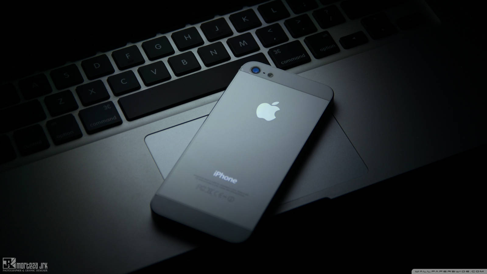 Захопливий Apple iPhone на дерев'яному столі Шпалери