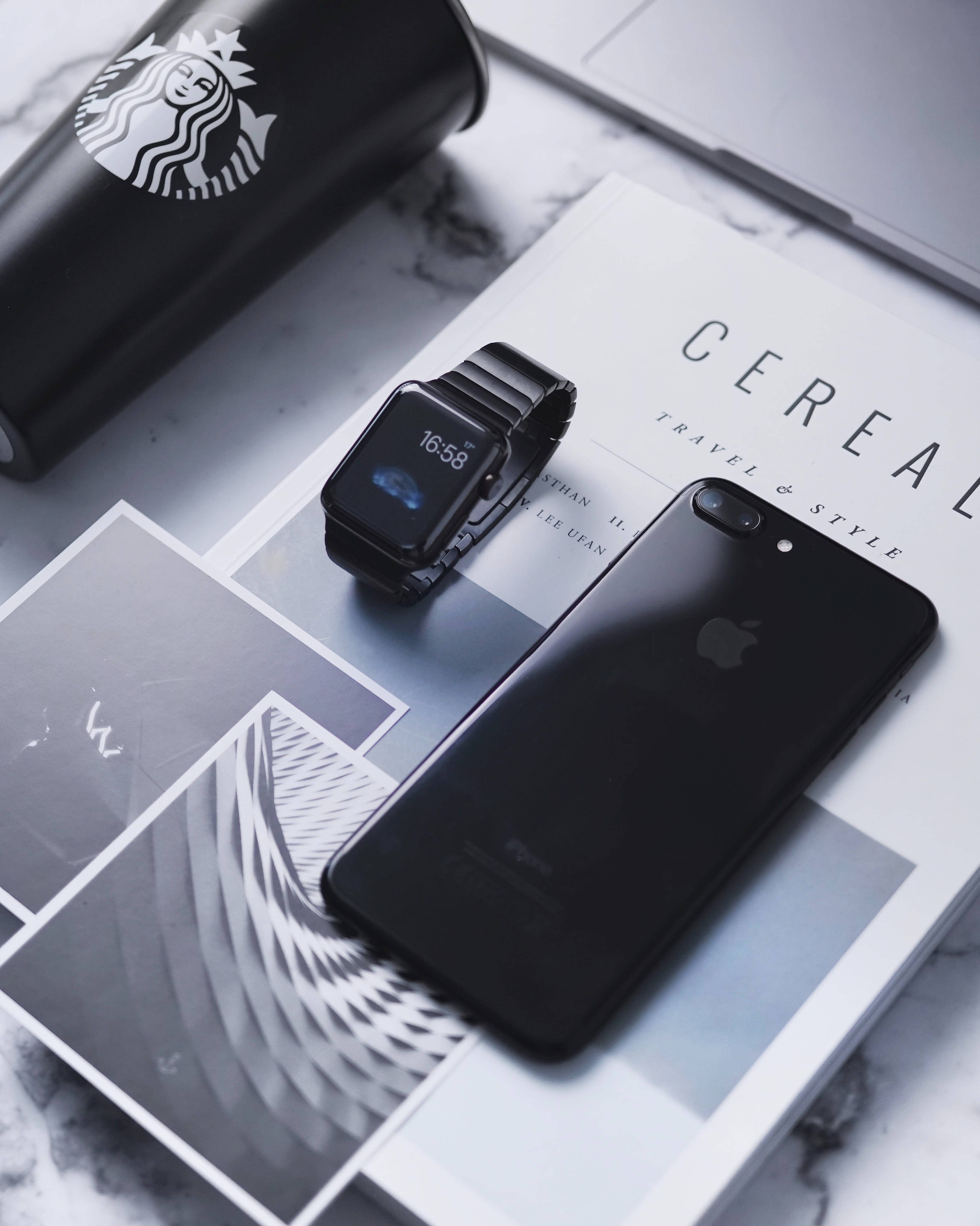 Apple Watch и чёрный iPhone Шпалери