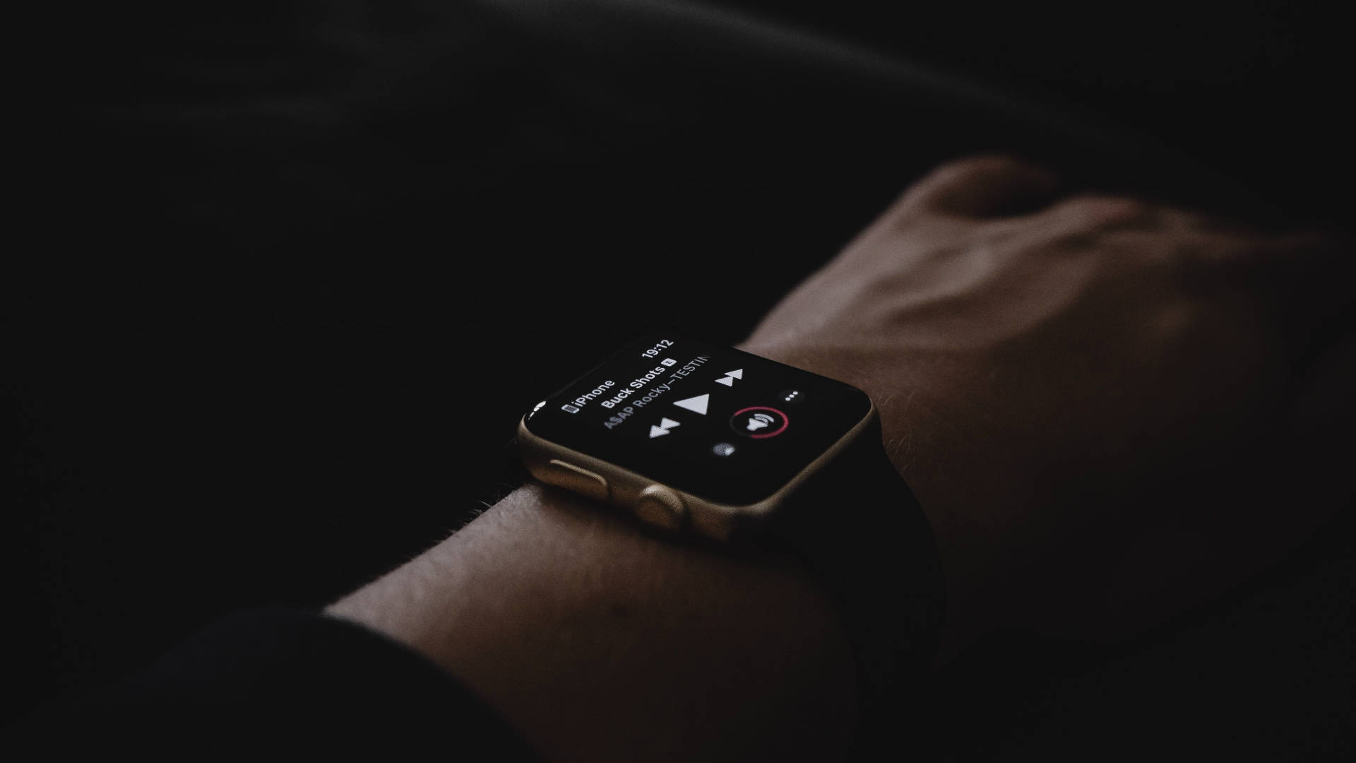Apple Watch с чёрными как смоль ремешками Шпалери