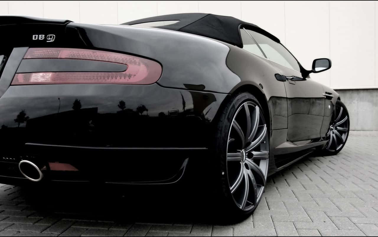 Потрясающий серебристый Aston Martin DB9 на дороге Шпалери