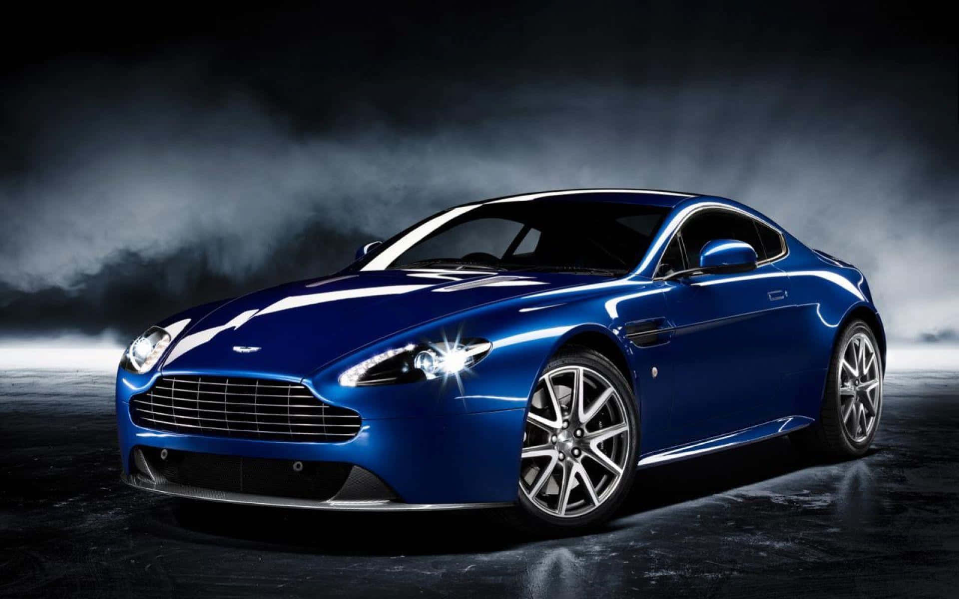 Потрясающий Aston Martin DB9 в движении по живописному маршруту Шпалери