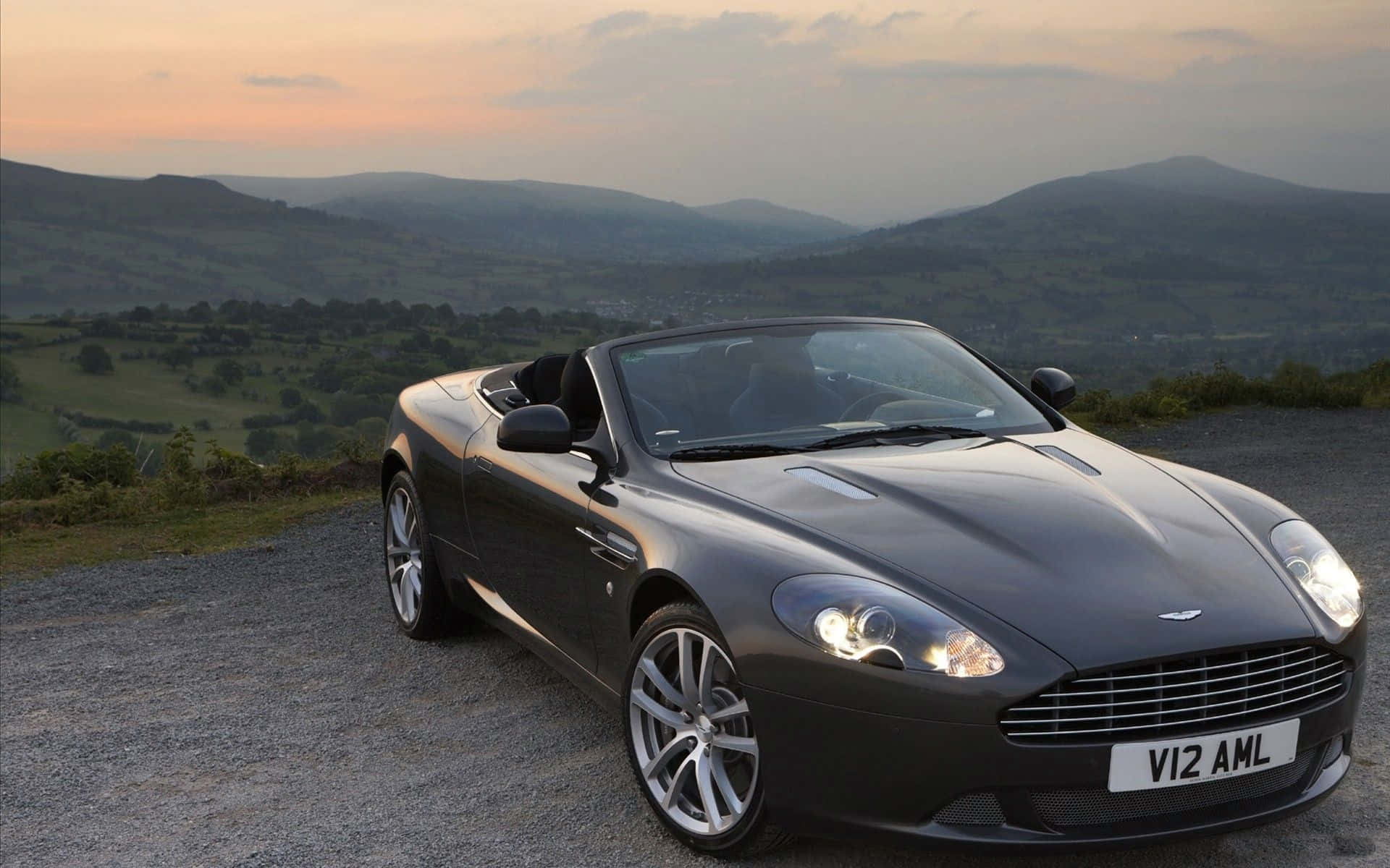 Подпись: Стильный Aston Martin DB9 на дороге Шпалери