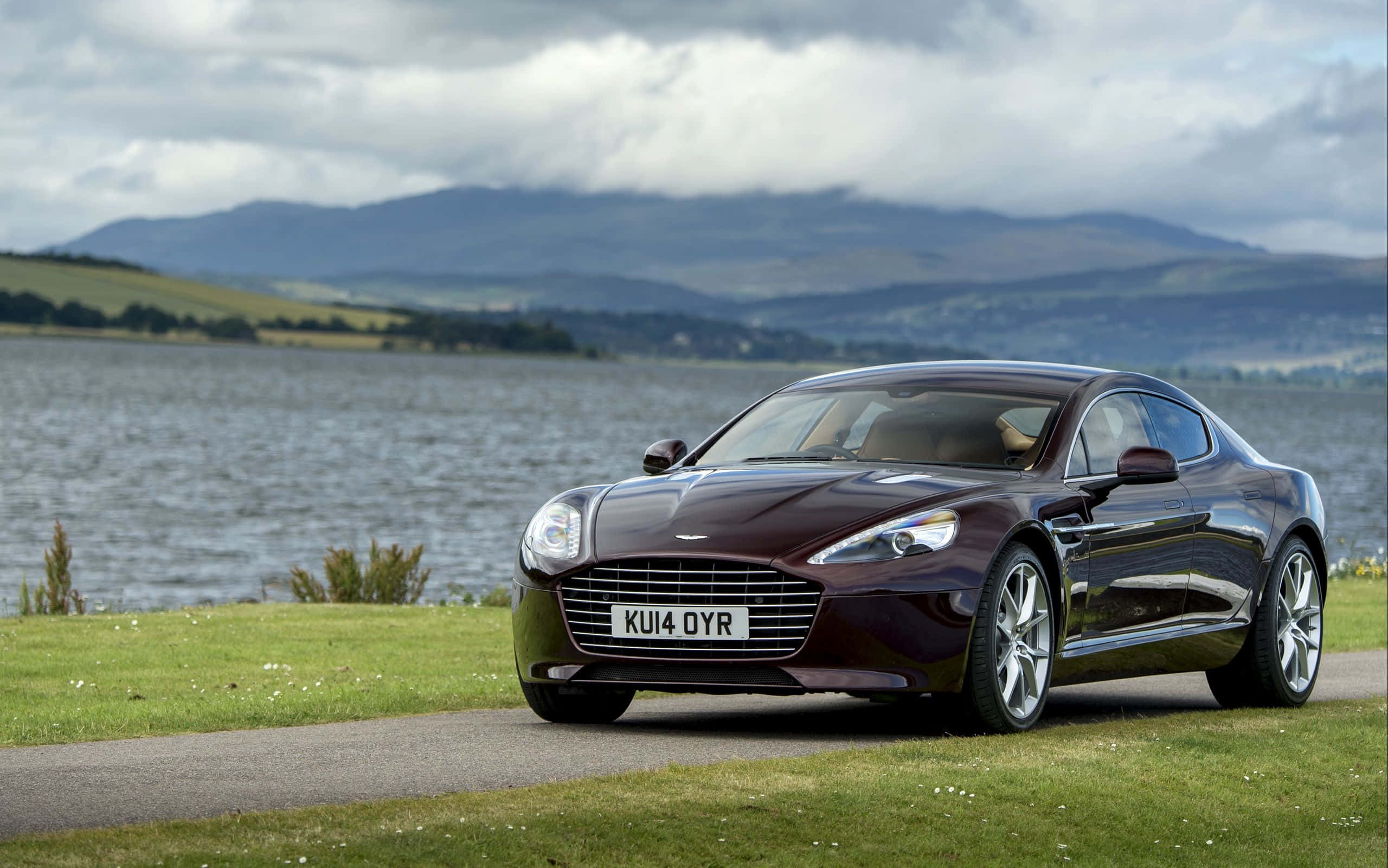 Aston Martin Rapide S на дороге Шпалери