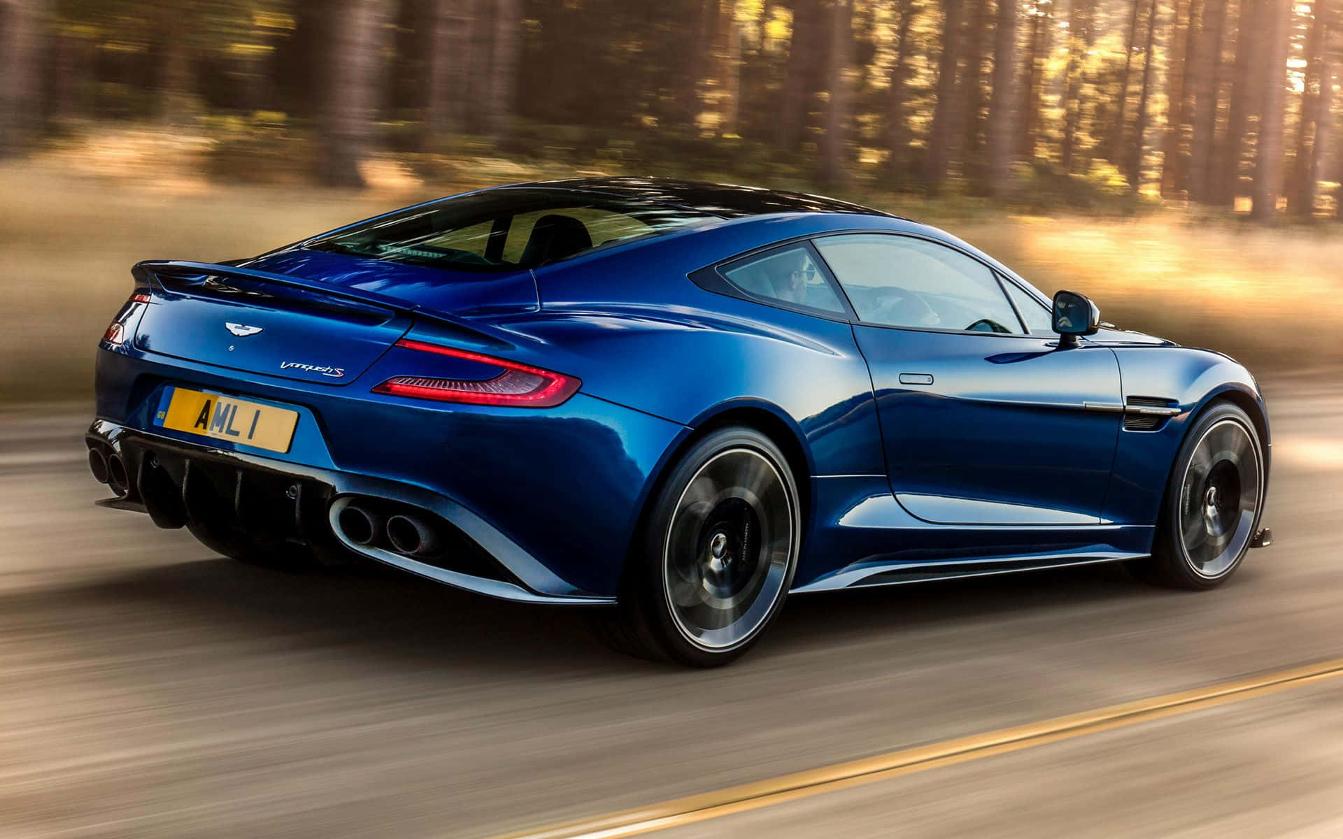 Aston Martin Vanquish — воплощение британской роскоши и производительности Шпалери