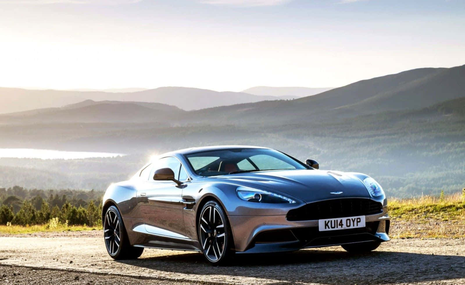Aston Martin Vanquish – Роскошь и производительность без границ Шпалери