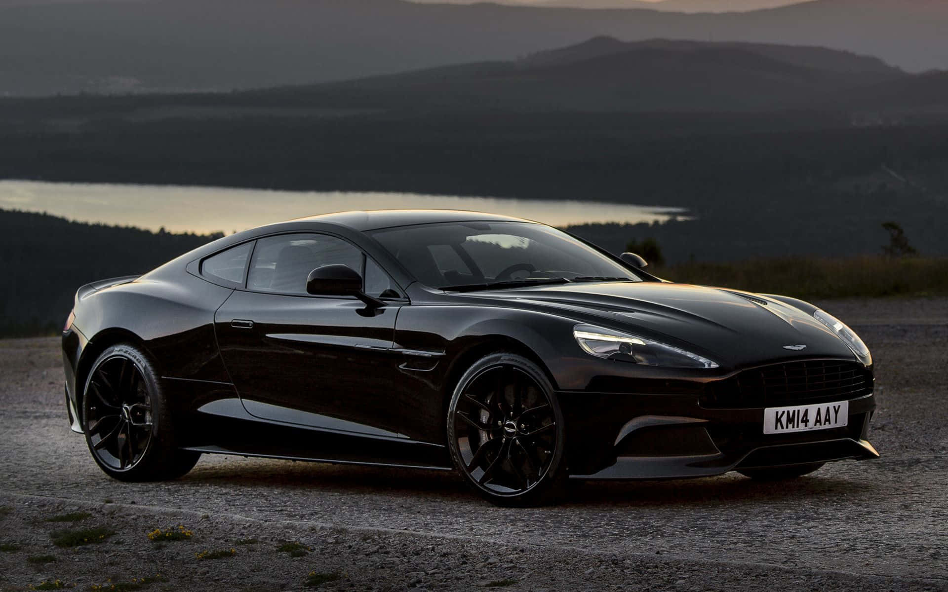 Захватывающий Aston Martin Vanquish в движении Шпалери