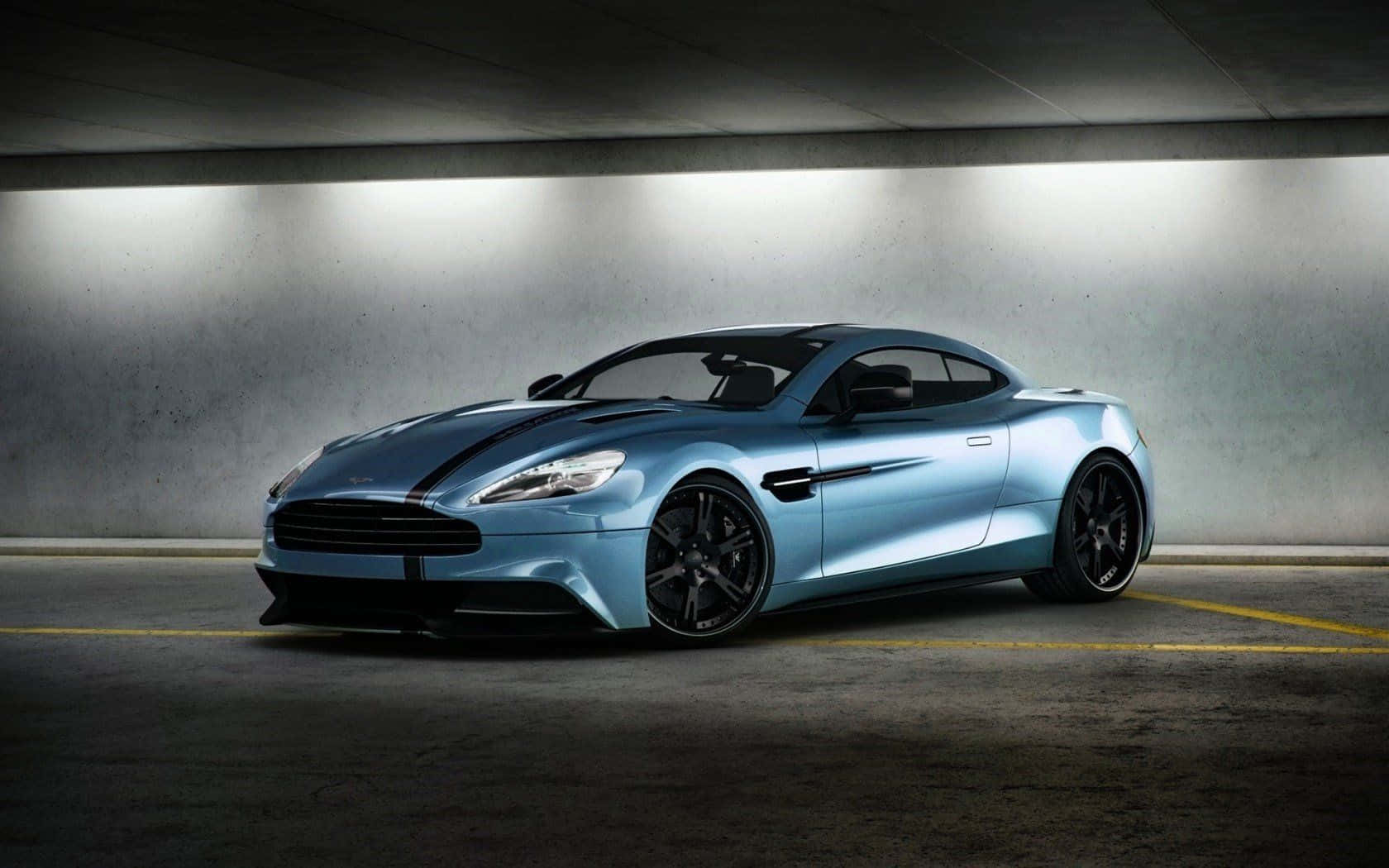 Елегантний Aston Martin Vanquish в русі Шпалери