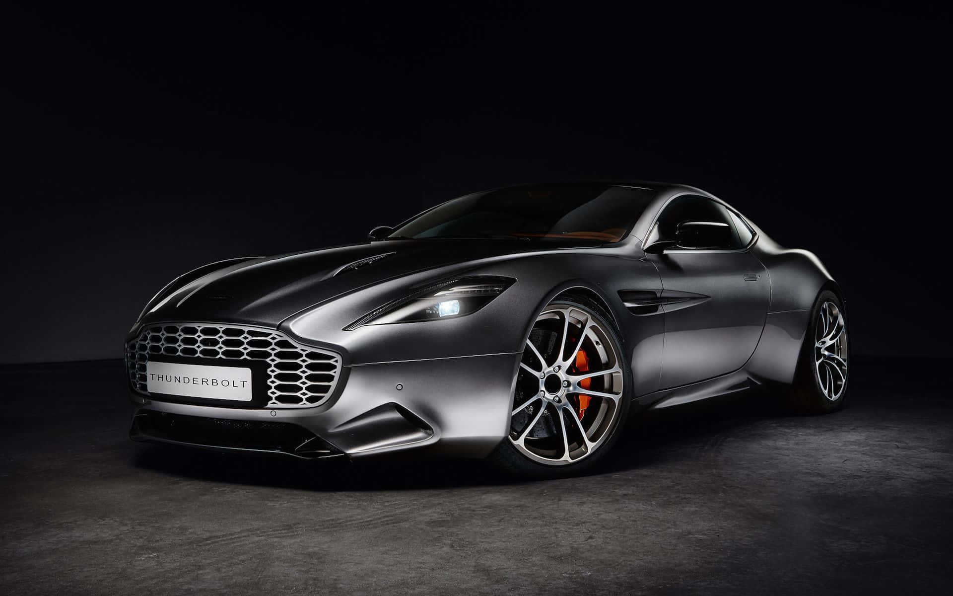 Изящный и мощный Aston Martin Vanquish Шпалери
