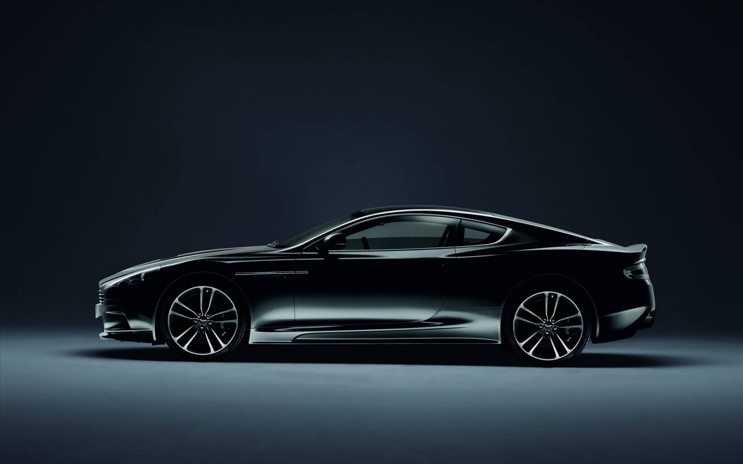 Крутой чорний автомобіль Aston Шпалери