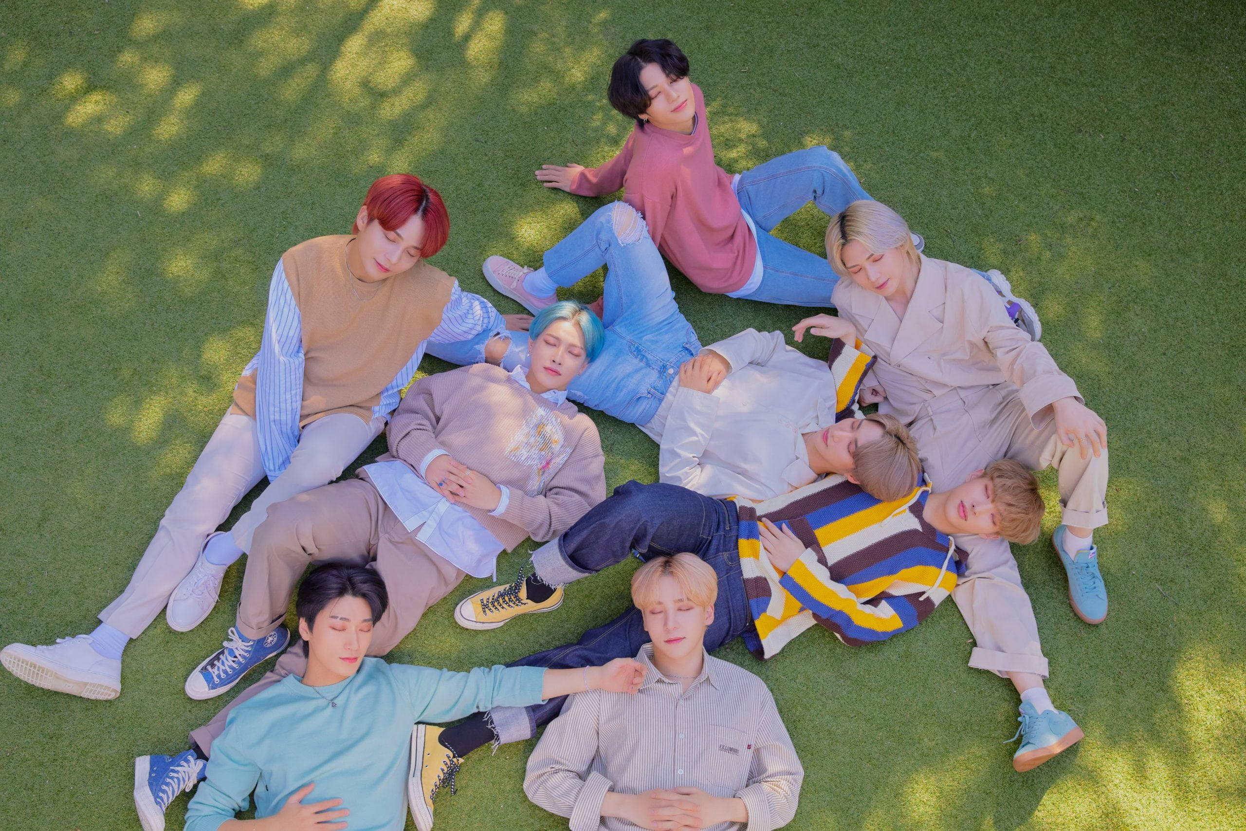ATEEZ на полі Шпалери
