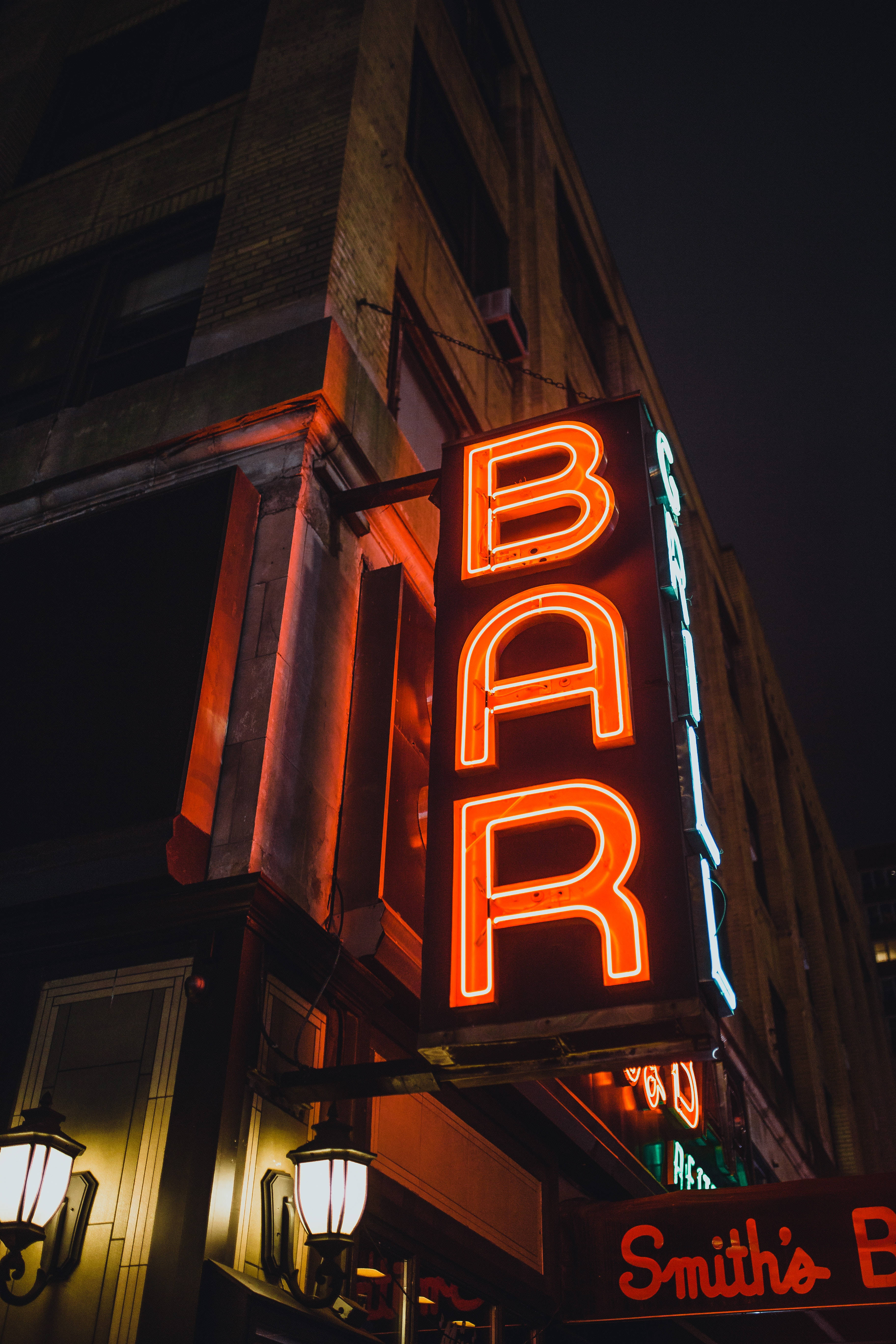 Большая неоновая вывеска Bar Шпалери