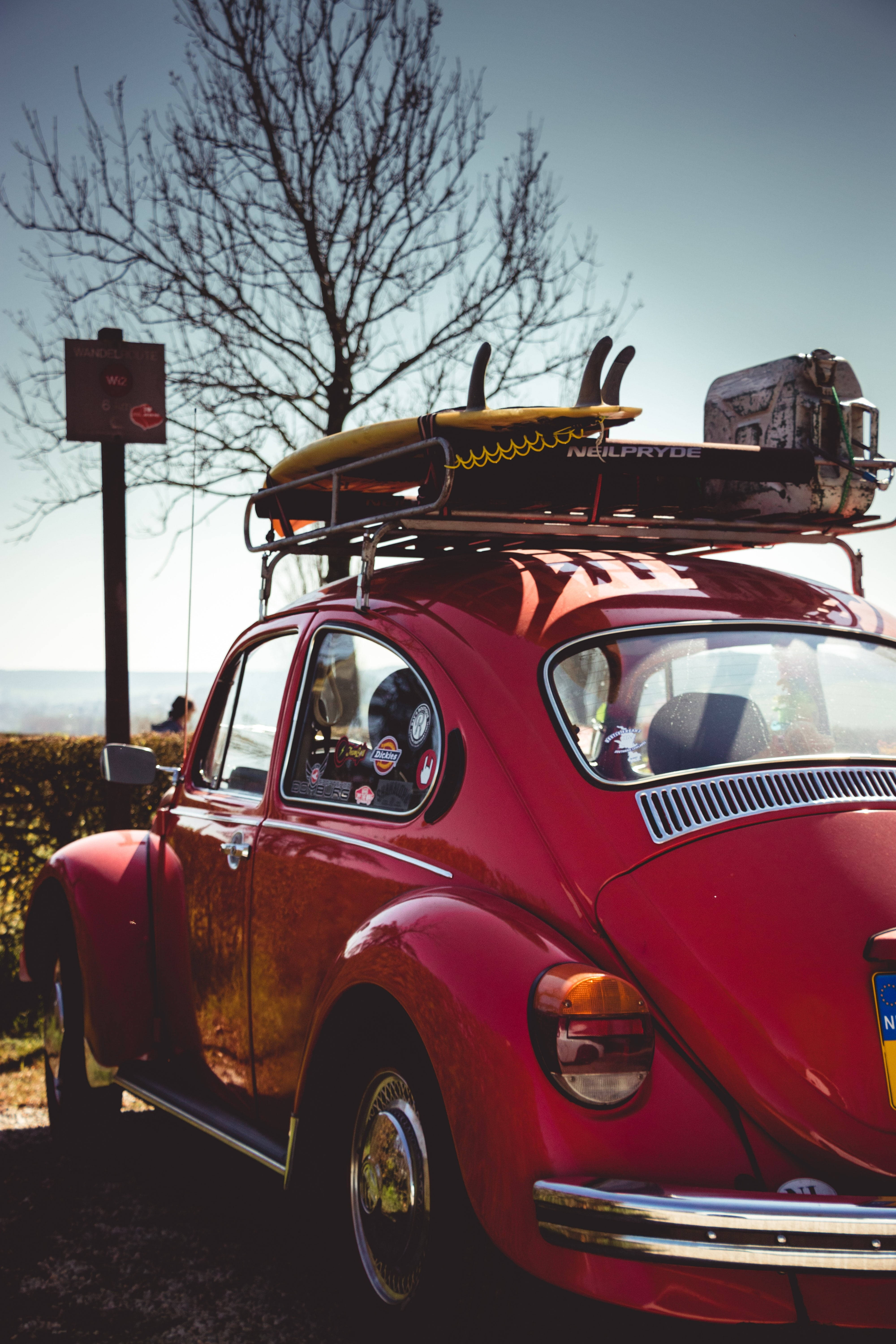 Ретро-автомобиль Beetle червоного кольору Шпалери