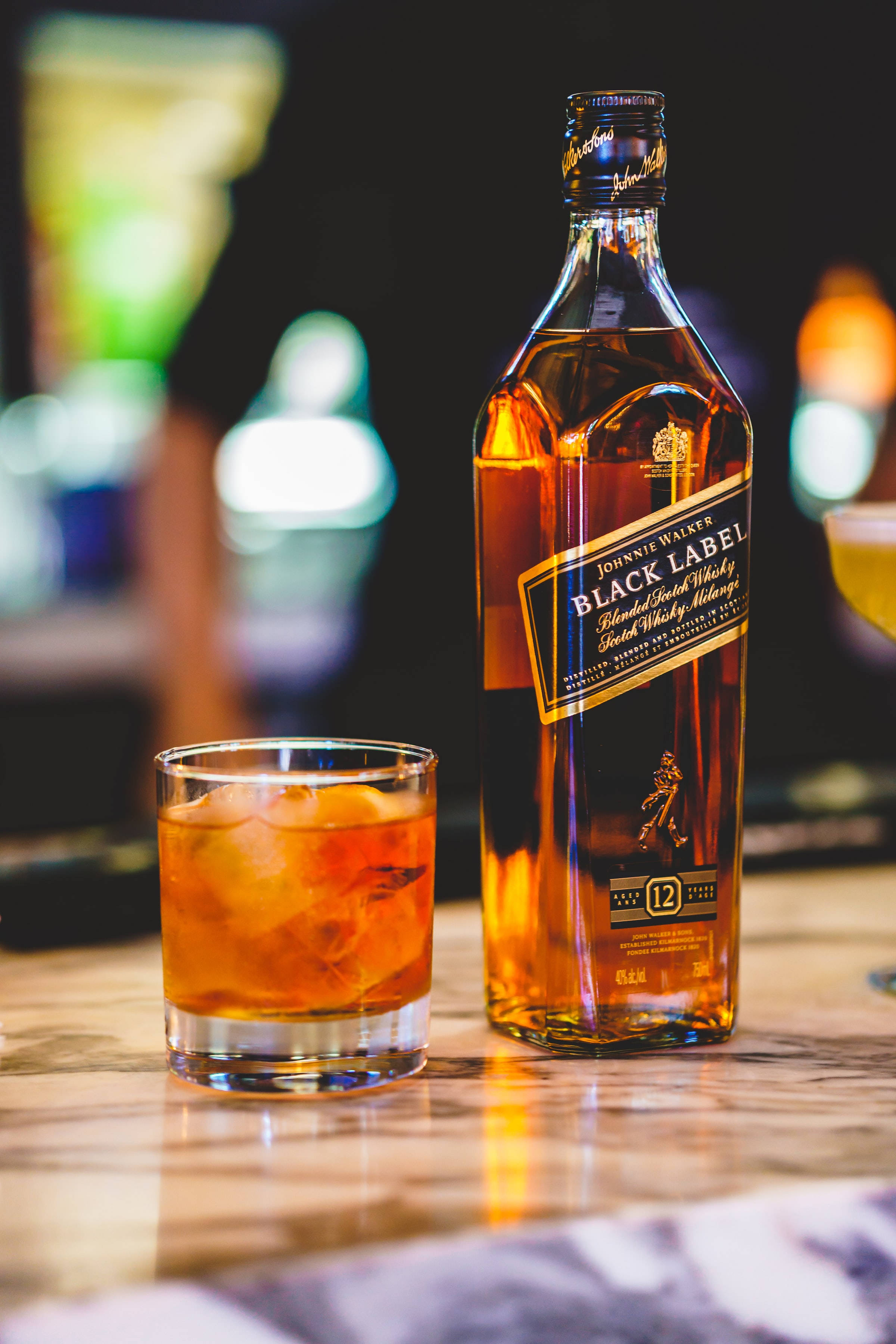 Изысканный вкус — бутылка виски Black Label и стакан Шпалери