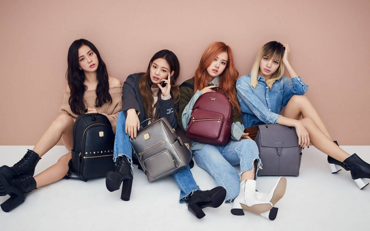 Чотири учасниці Blackpink стильно несуть свої рюкзаки Шпалери