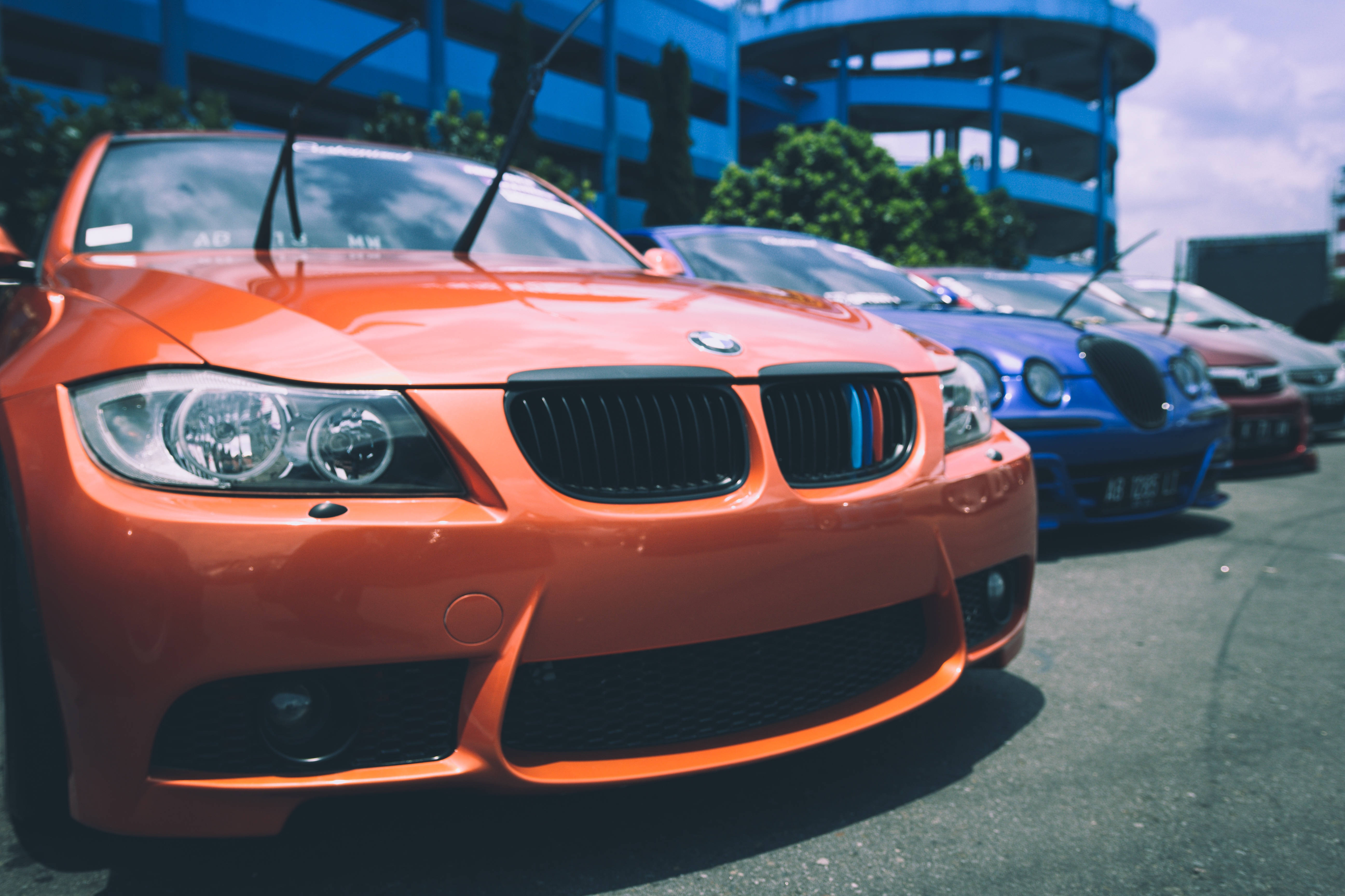 Припарковані передні частини BMW Шпалери