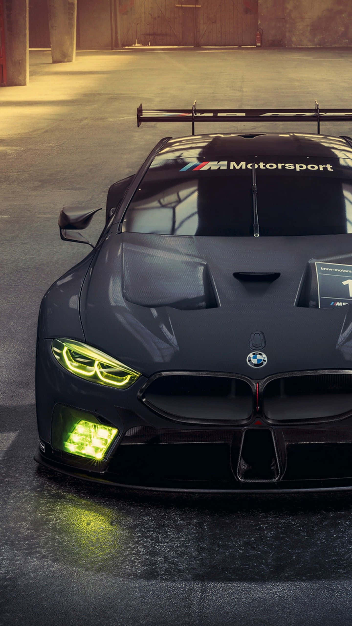 Крутий BMW у міському середовищі Шпалери