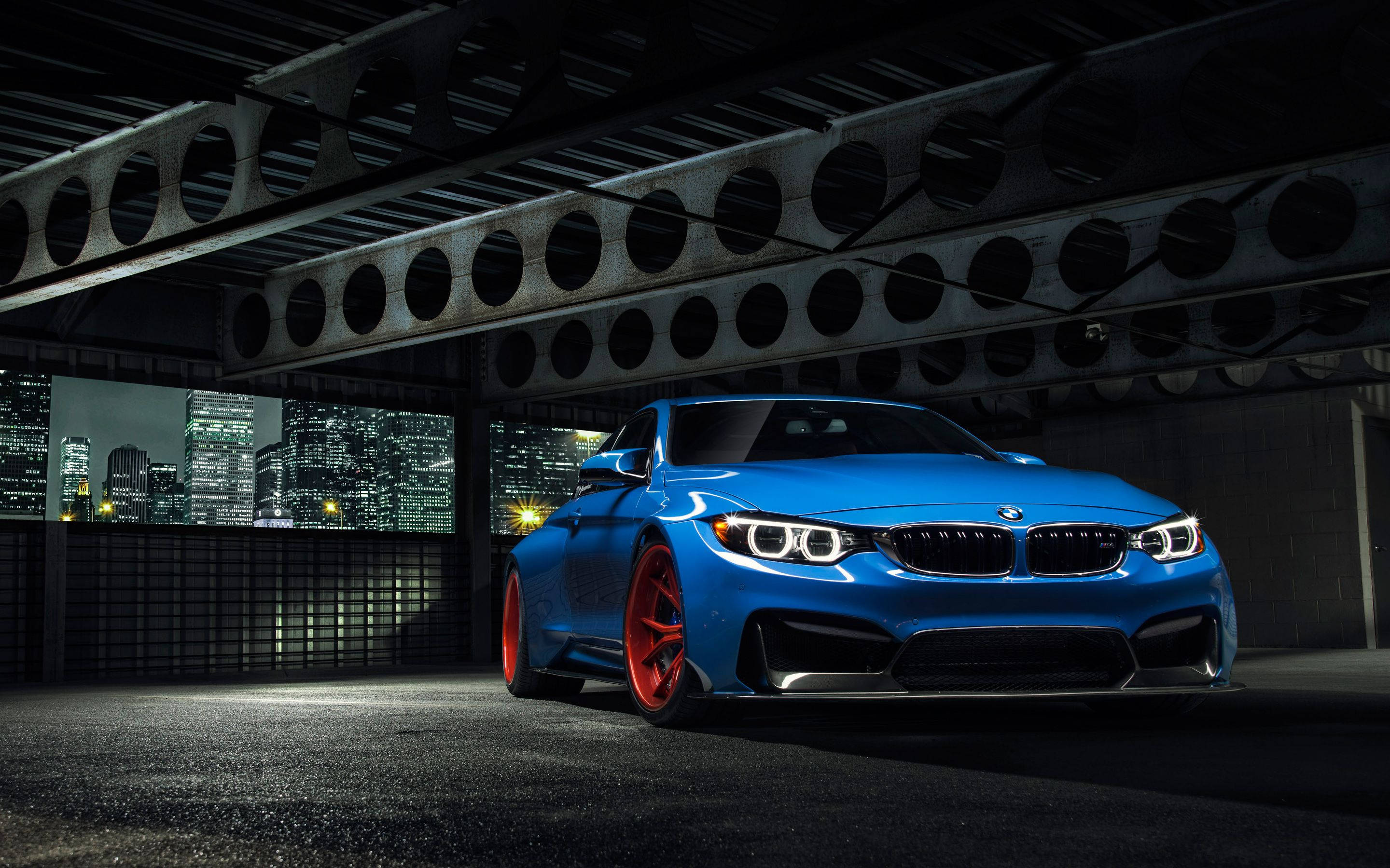 Синій BMW припаркований у приміщенні Шпалери