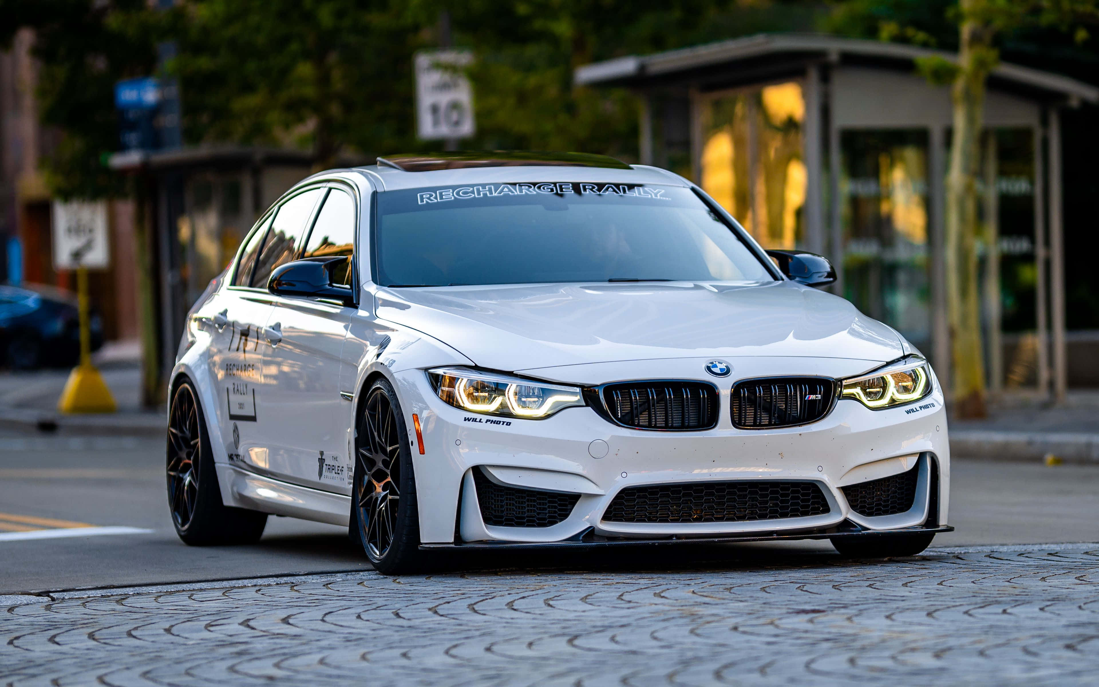 Фон BMW на дорозі вулиці Шпалери