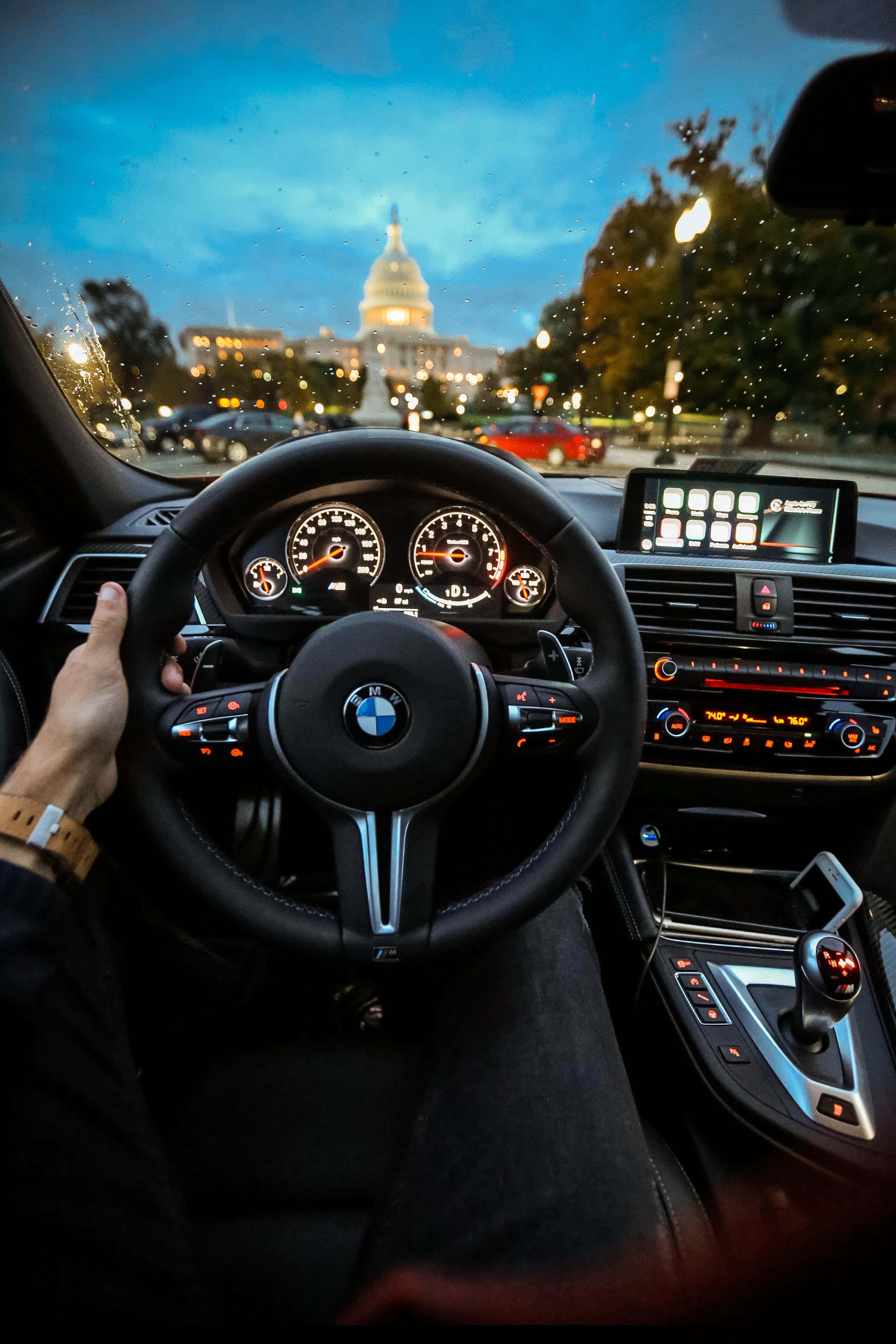 Фон BMW, держащийся за руль Шпалери