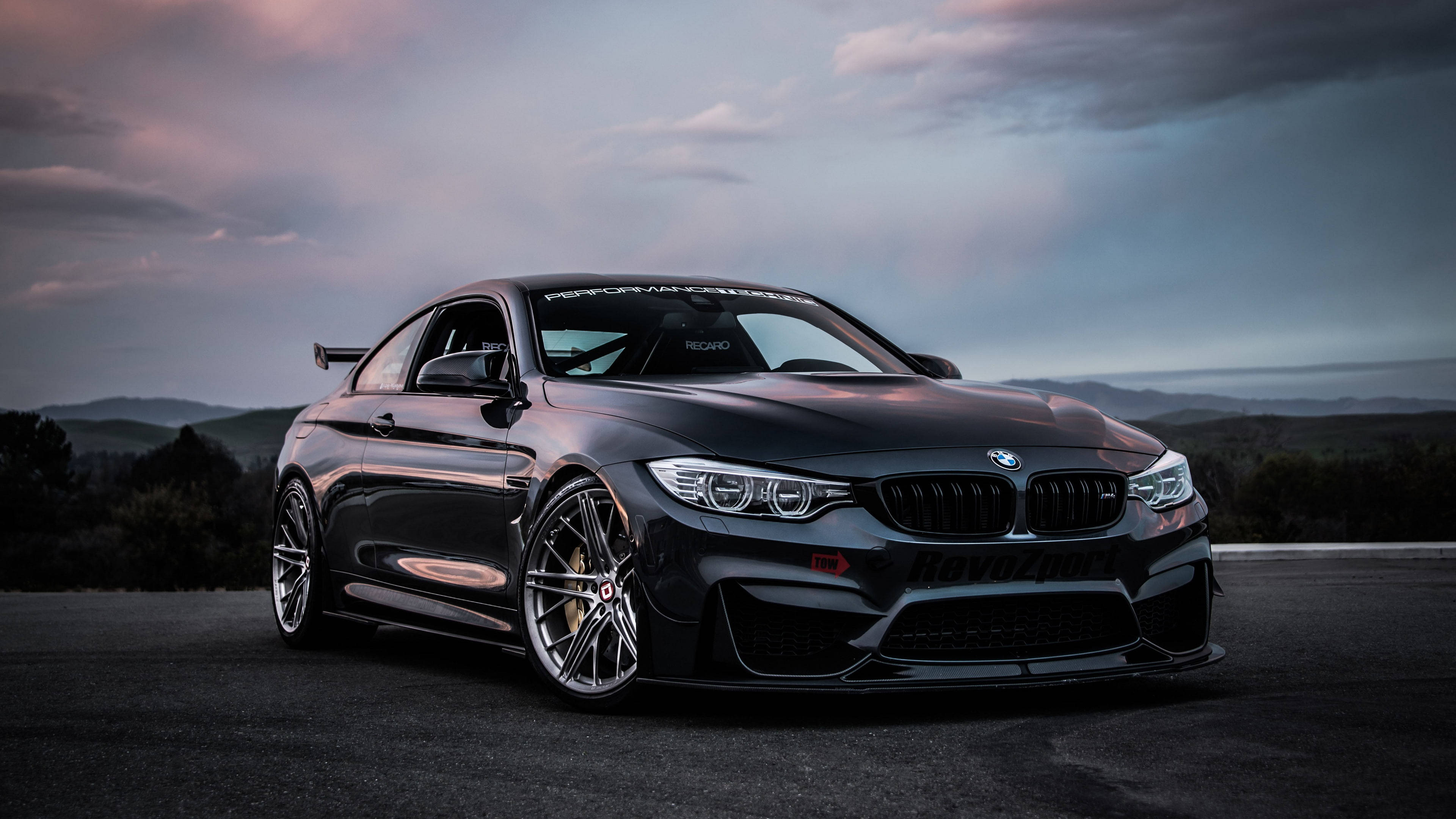 Блискучий чорний автомобіль BMW M4 Шпалери