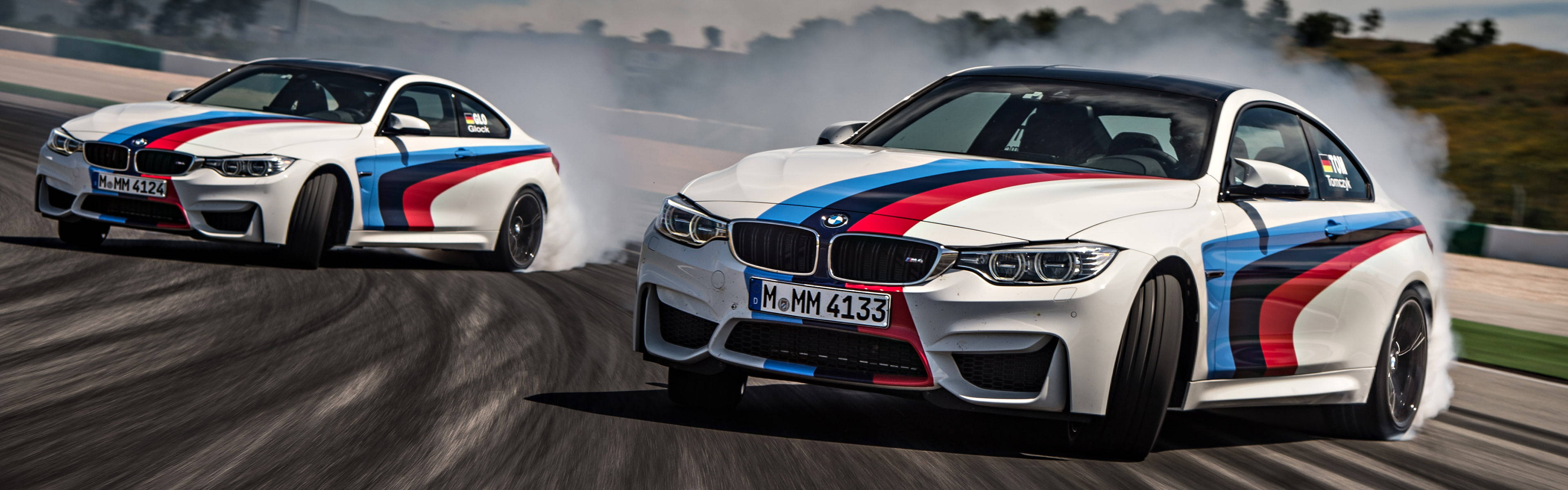 Захоплюючий заїзд дрифт-кара BMW M4 на треку Шпалери