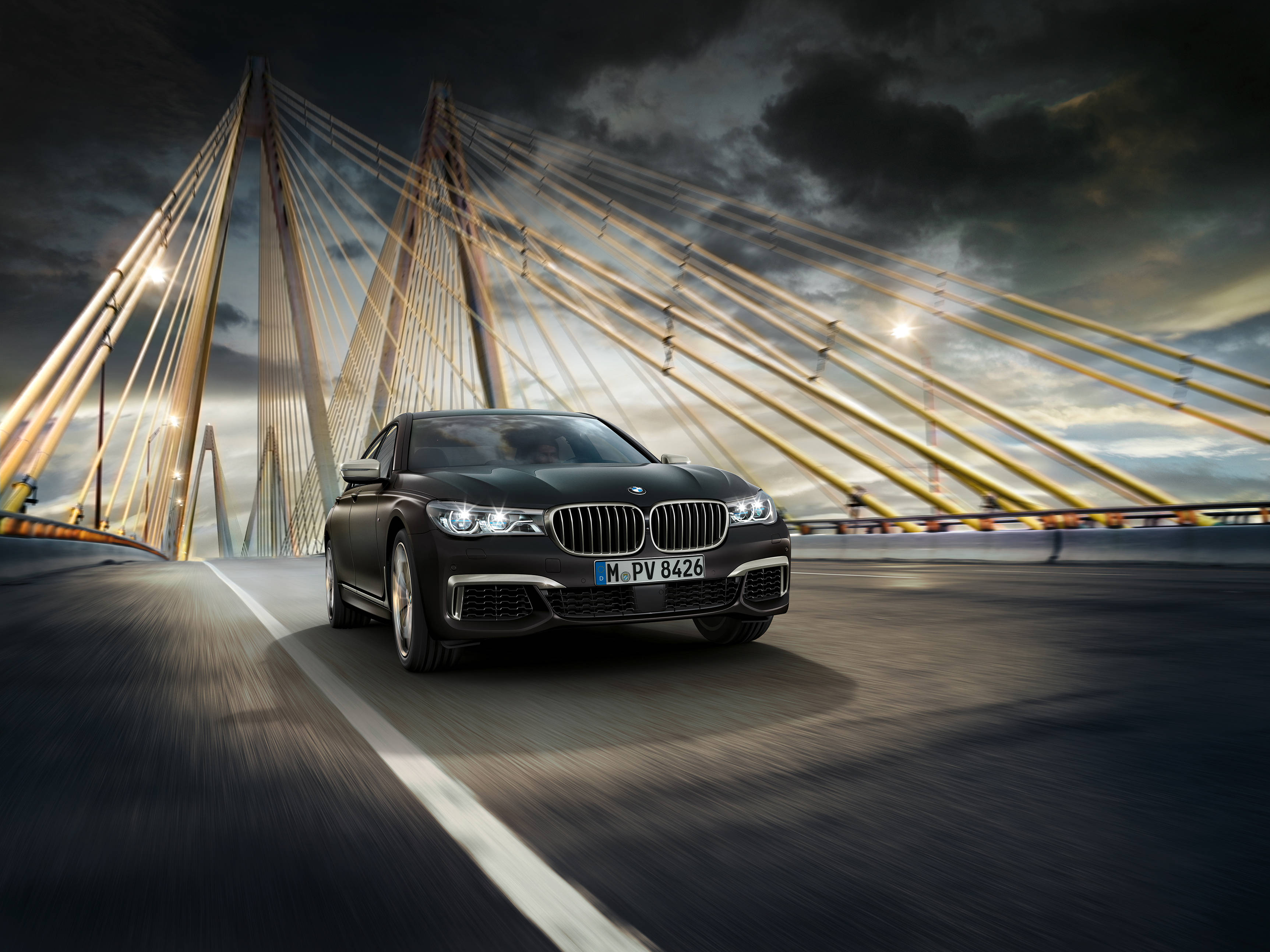 Приготуйтеся сісти за кермо розкішного BMW M760Li XDrive Шпалери