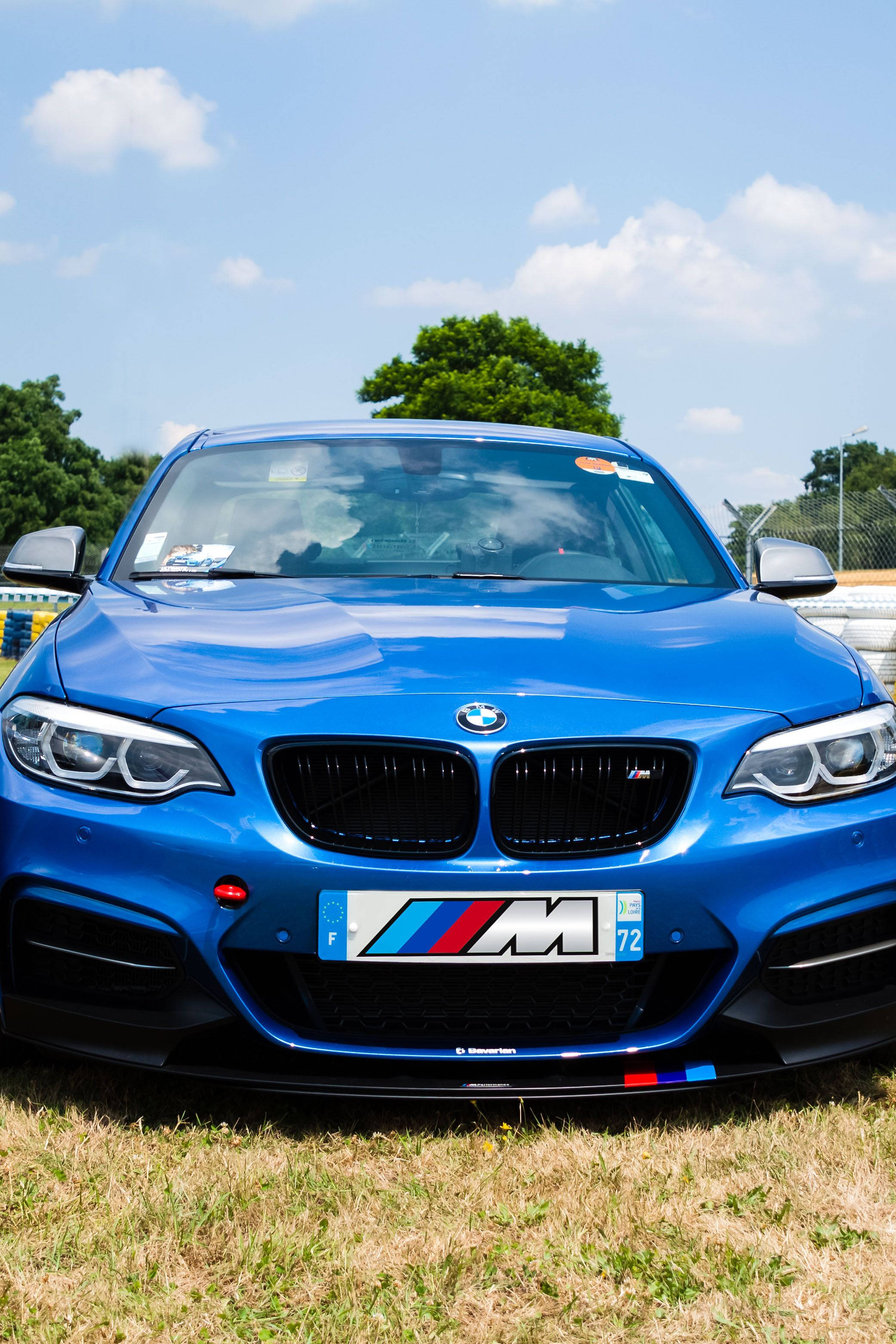 Красивый синий BMW на гоночной трассе Шпалери