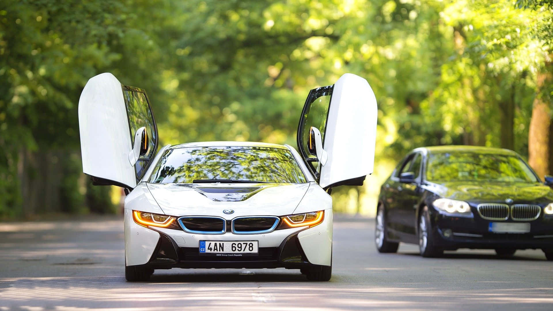 Білий автомобіль BMW з дверима-крилами Шпалери