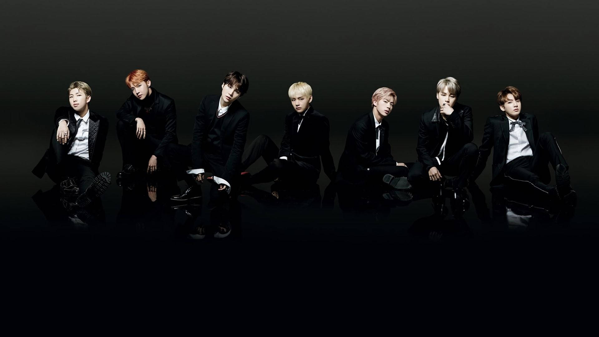 Участники BTS в черном на черном полу для ноутбука Шпалери