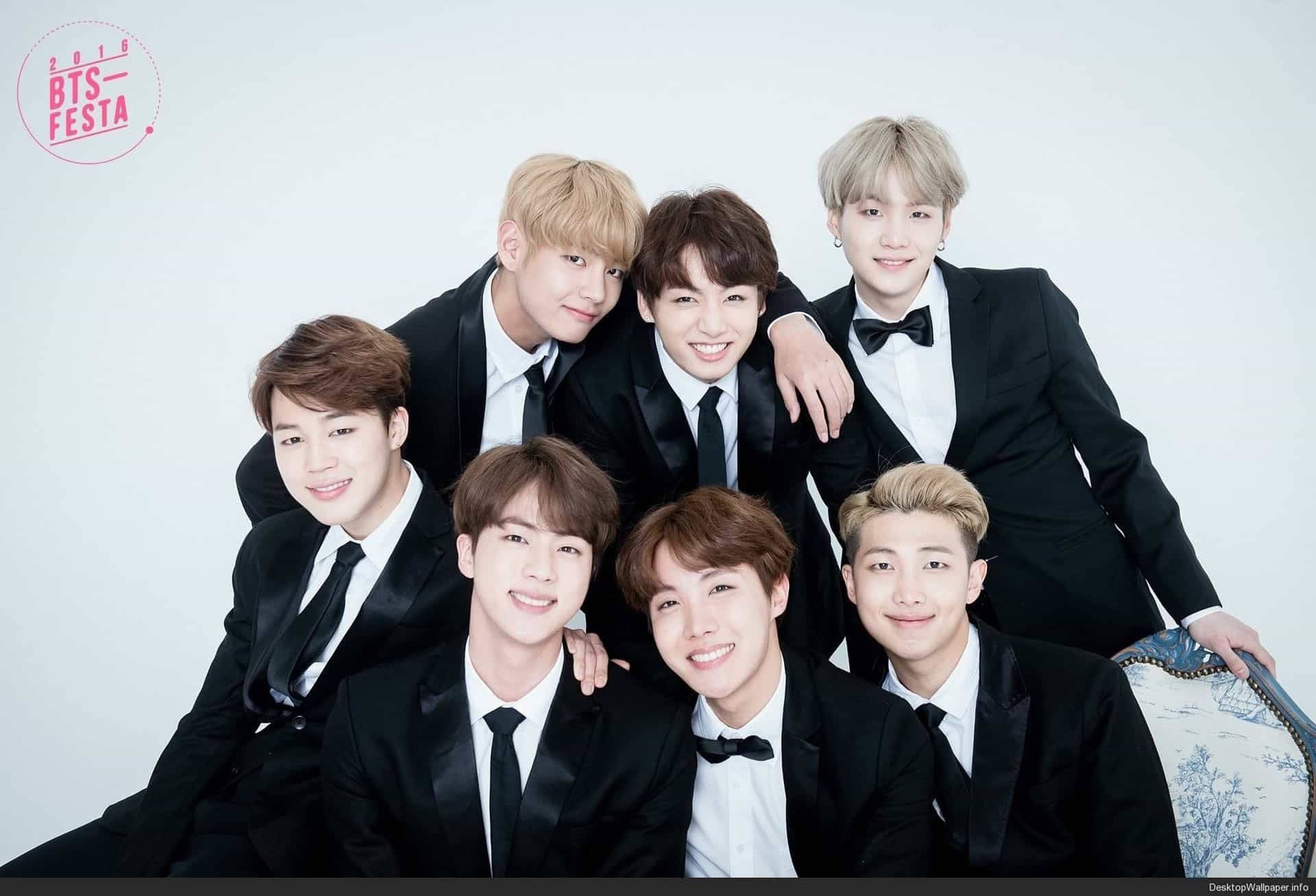 BTS у чорному костюмі 2020 Шпалери