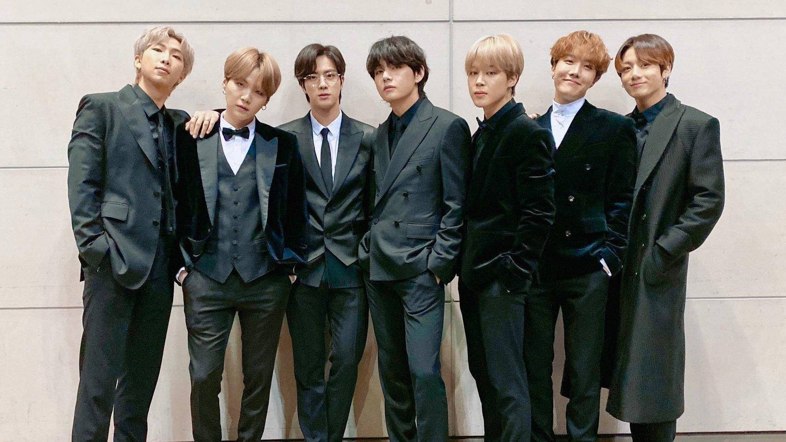 BTS 2020 у чорних костюмах Шпалери