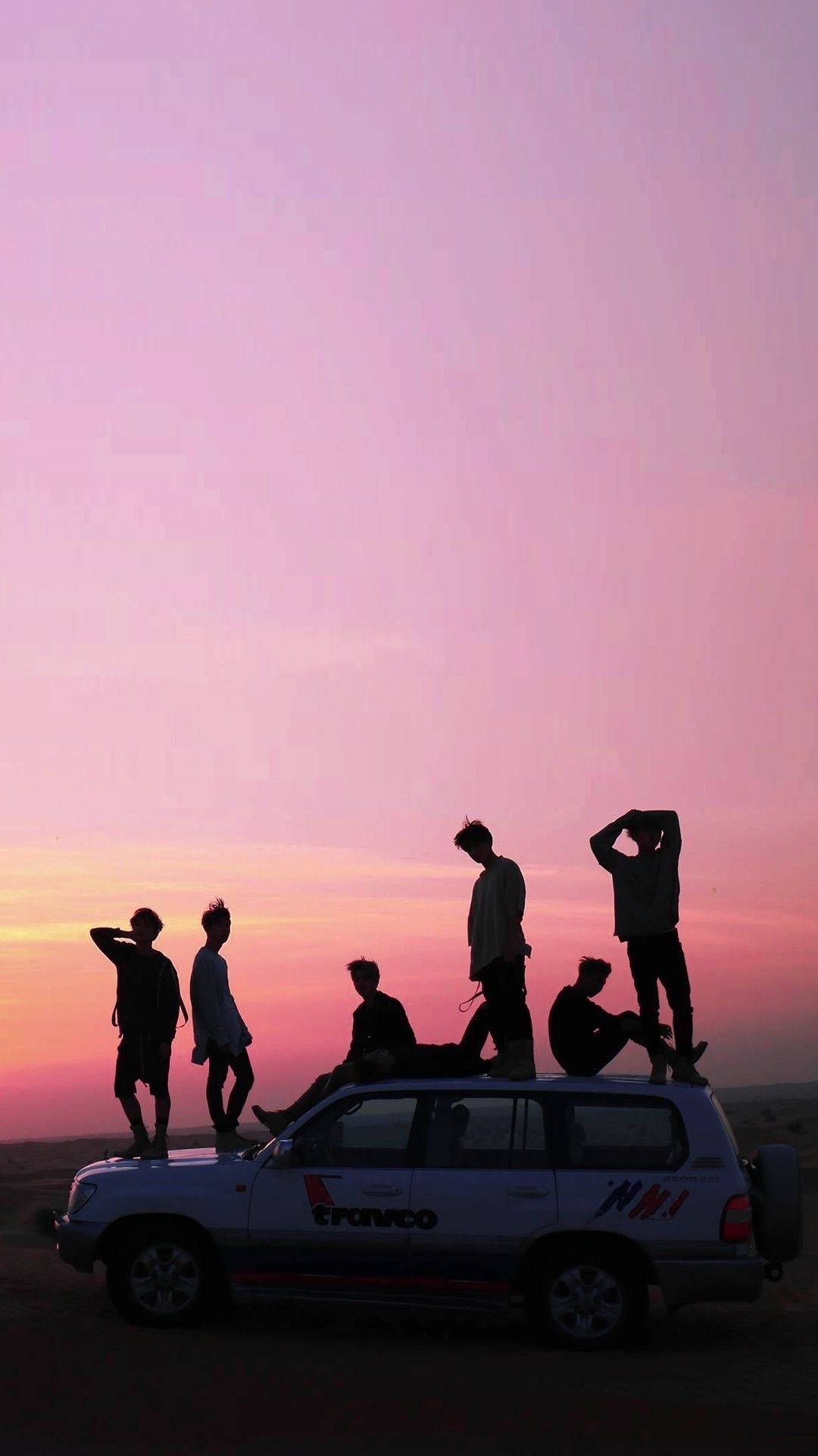 Естетичний силует BTS на рожевому небі Шпалери