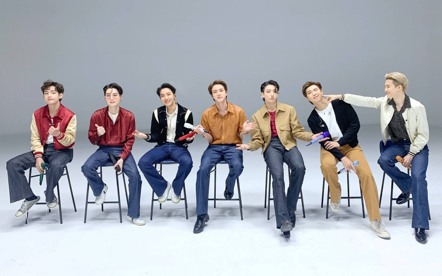 BTS на робочому столі на ряді стільців-табуретів Шпалери