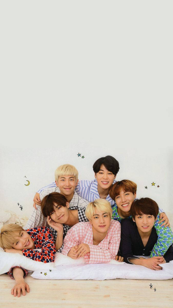 BTS лежать разом у всій своїй розважальній славі Шпалери