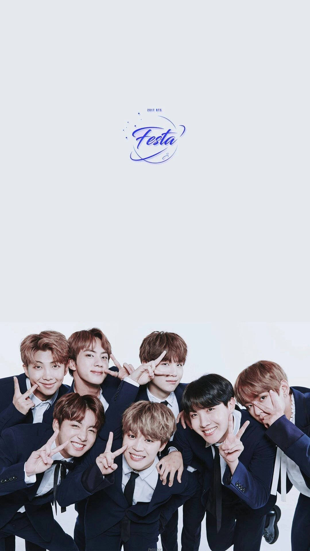 Милые BTS в костюмах на белом фоне Шпалери