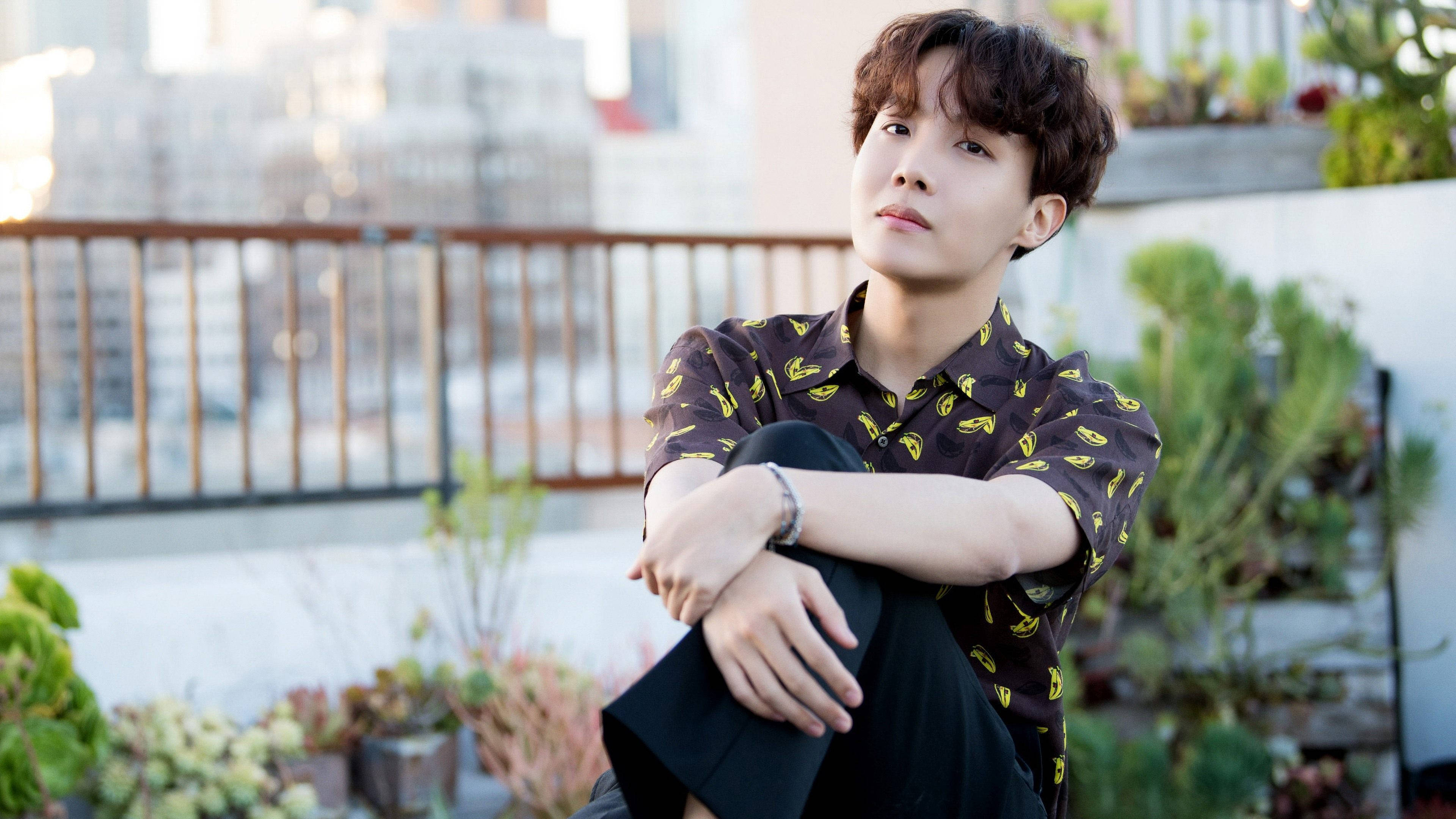 BTS J-Hope позує на відкритому повітрі Шпалери