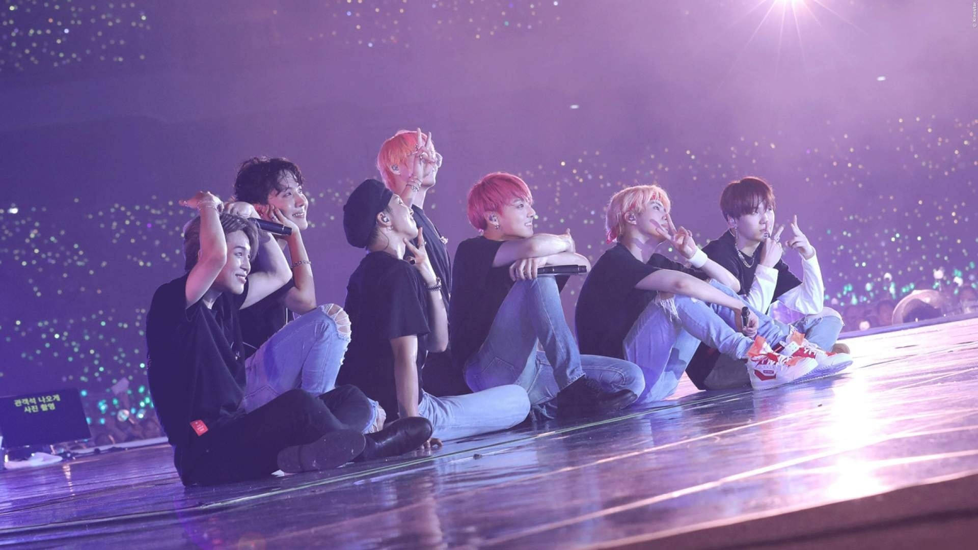 BTS на фіолетовій сцені естетика Шпалери