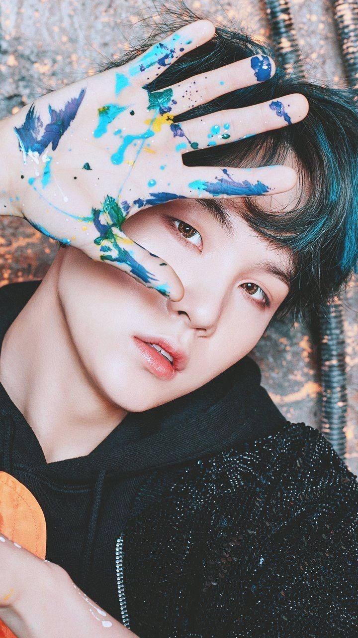 Милий BTS Шуга з розмальованою рукою Шпалери