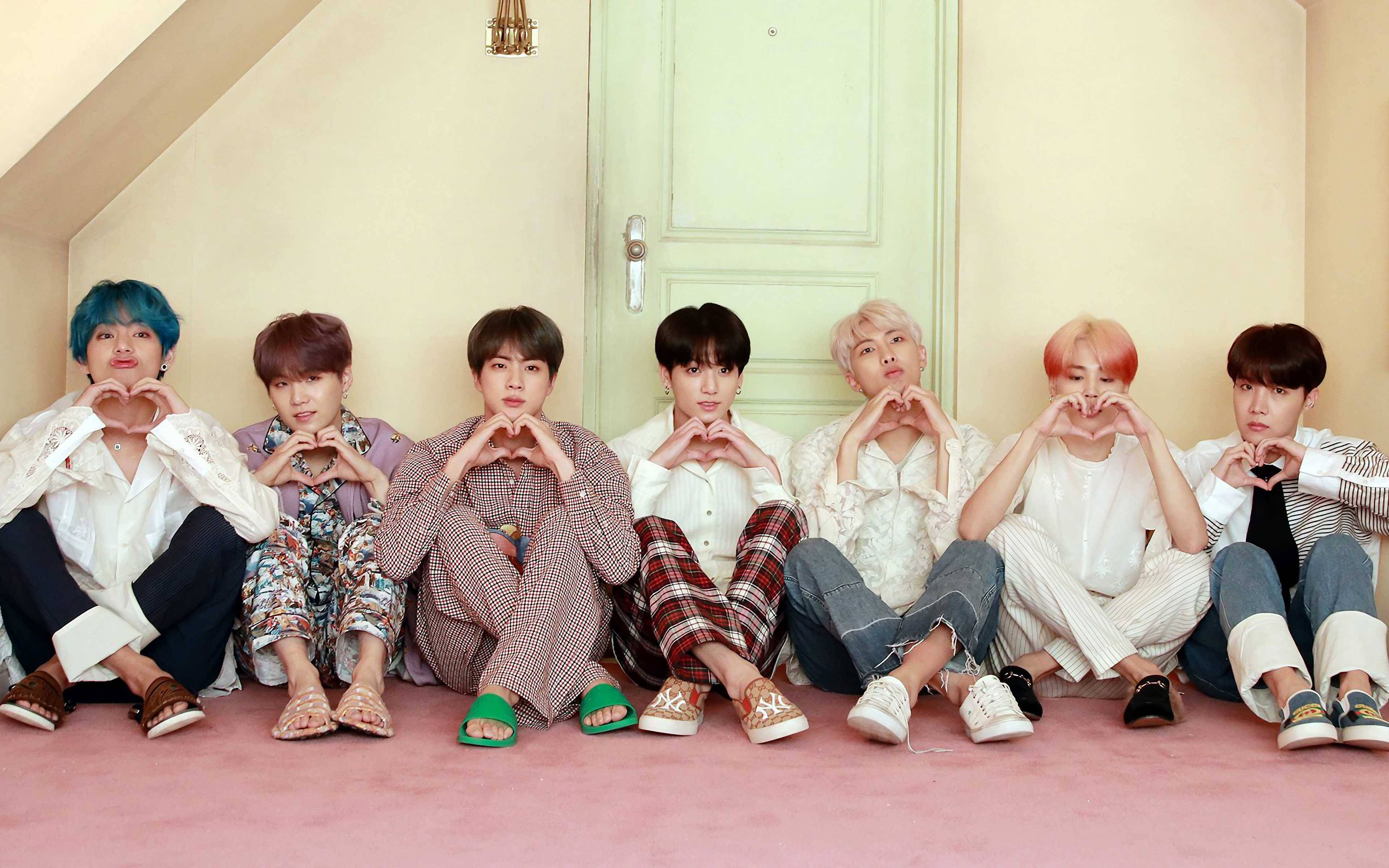 BTS біля дверей показують серця — шпалери для робочого столу Шпалери