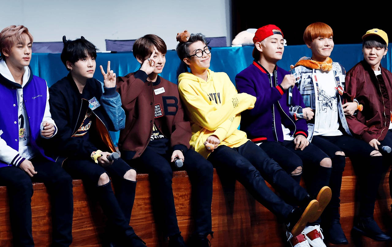 Милі BTS на фанмітингу Шпалери