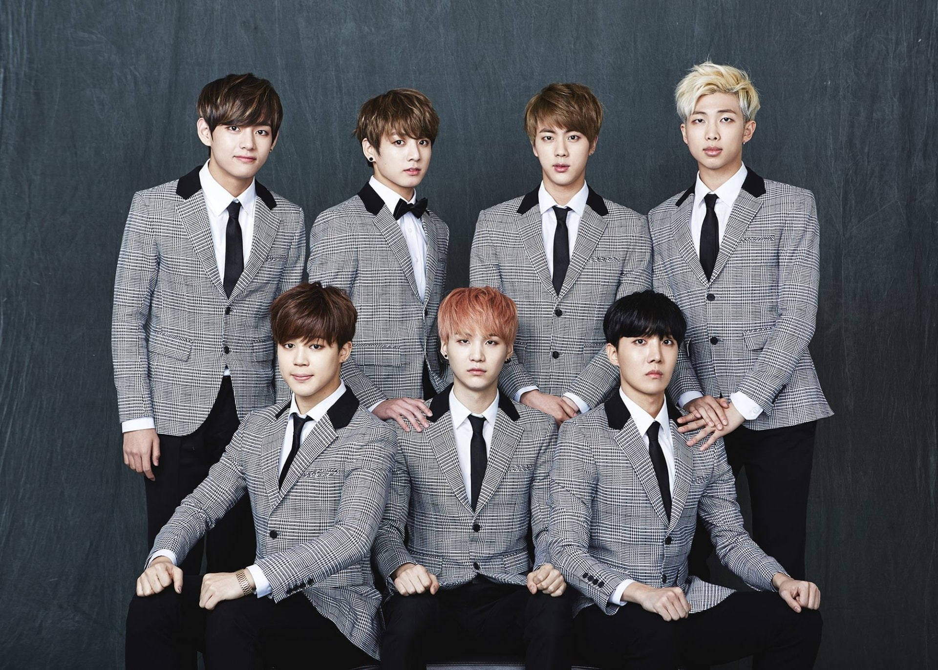 Серый клетчатый костюм крутой BTS ноутбук Шпалери