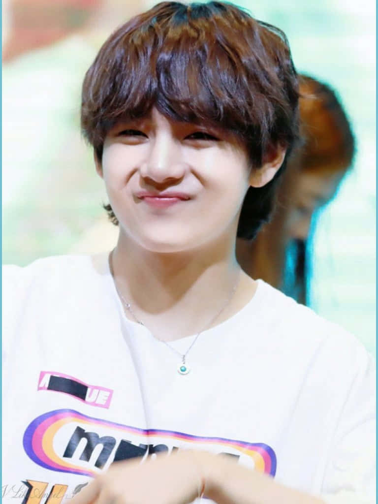 BTS V демонструє впевнену посмішку Шпалери