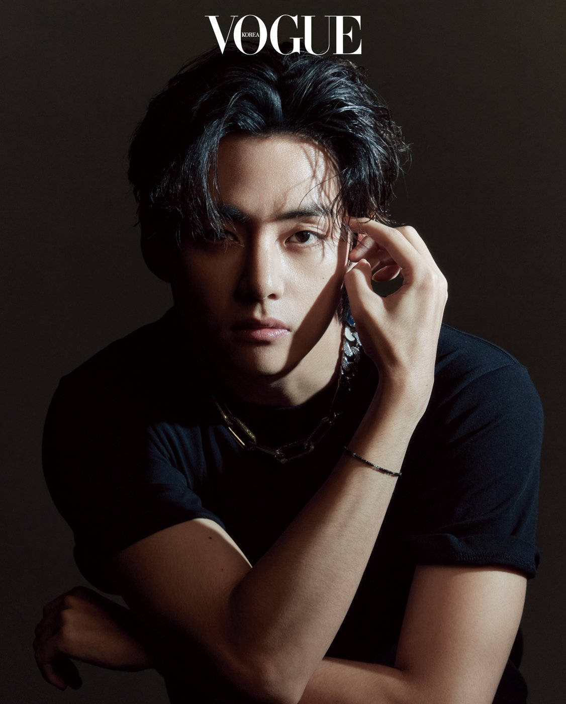 BTS V Vogue чорна сорочка Шпалери