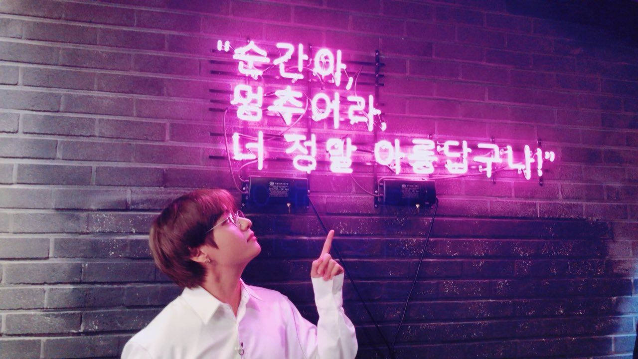 BTS V неонова естетика Шпалери