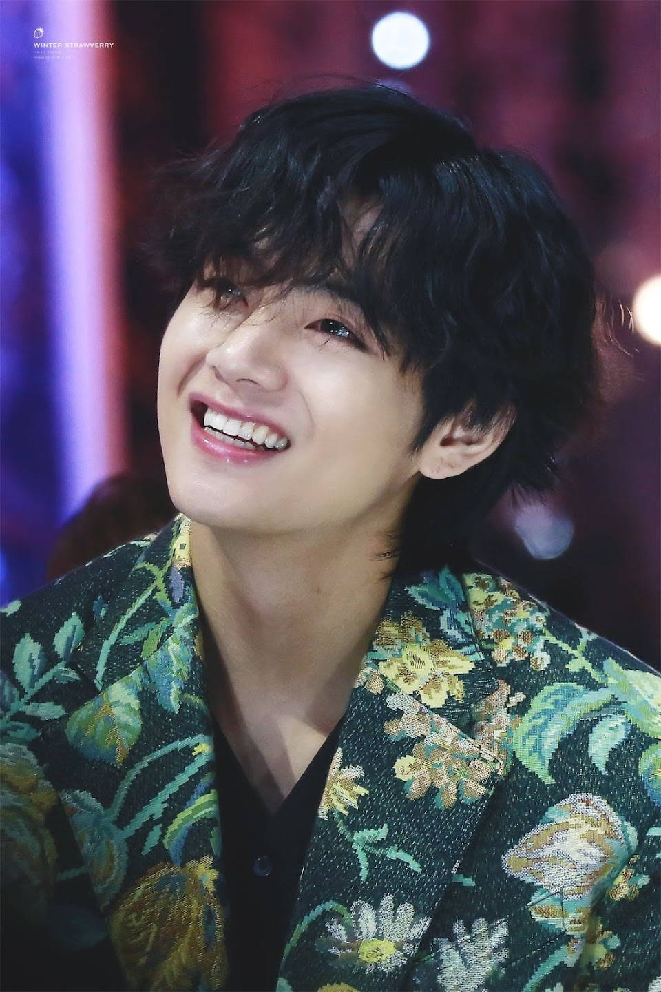 BTS V у квітчастому пальті Шпалери