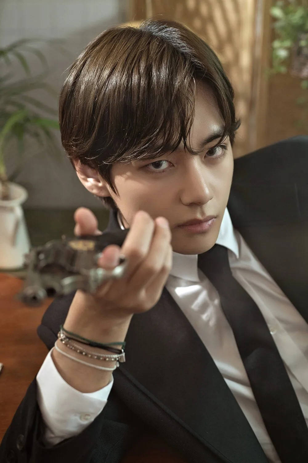 BTS V тримає зброю Шпалери