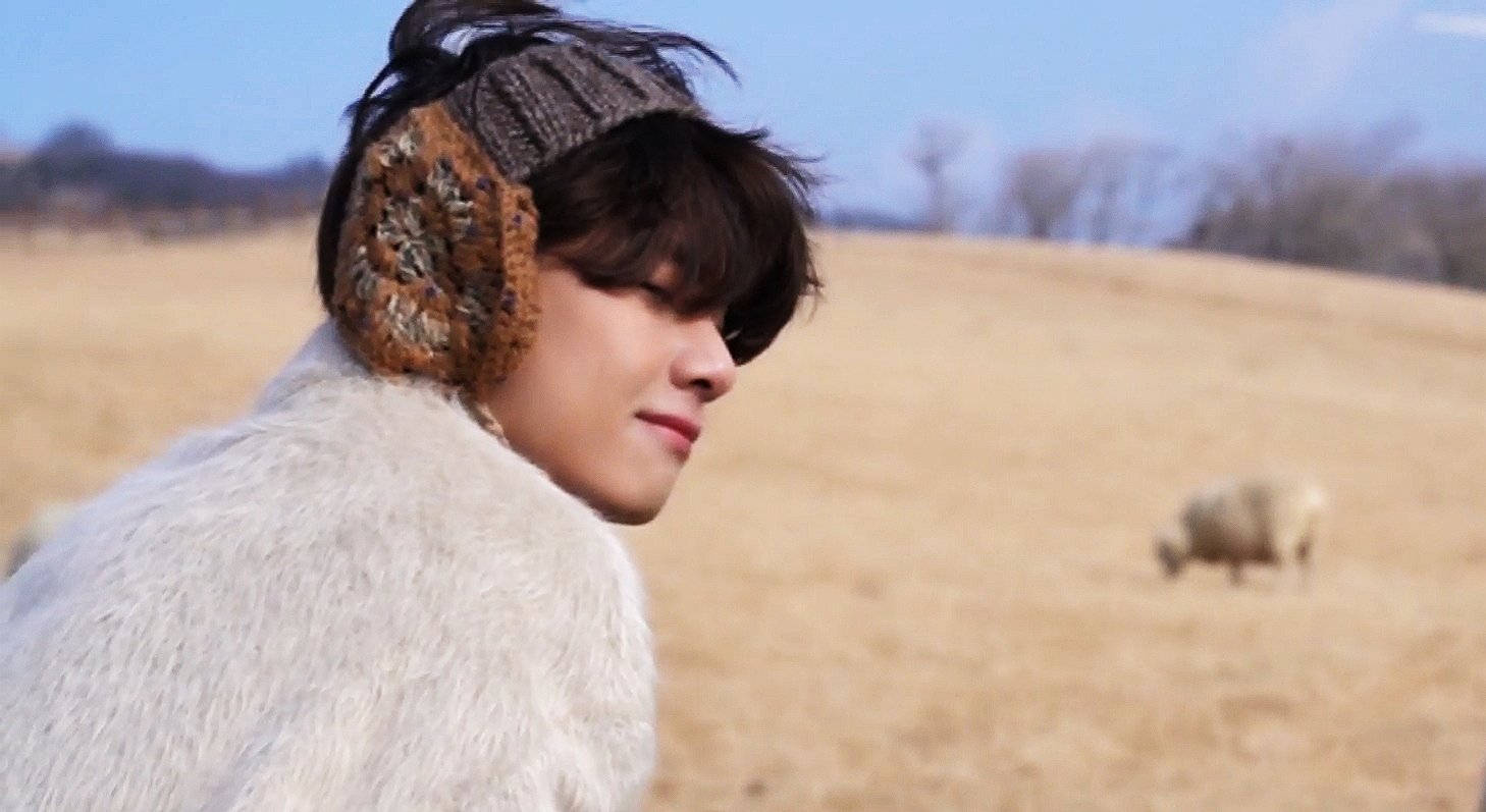 BTS V у в'язаних навушниках Шпалери