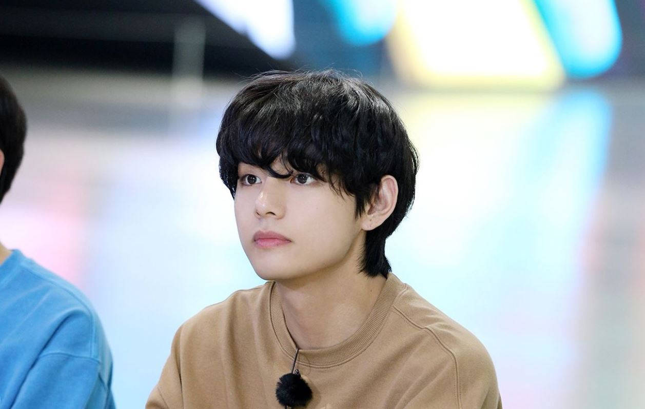 BTS V у коричневій сорочці Шпалери